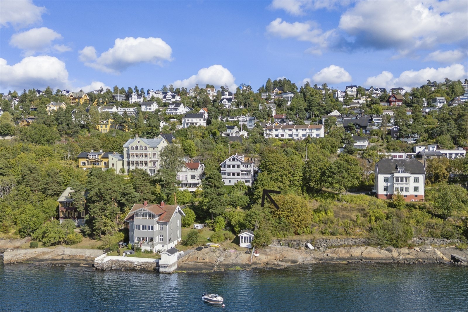 Med eiendommen følger eget båthus, bøye til båt og badeplass. Galleribilde