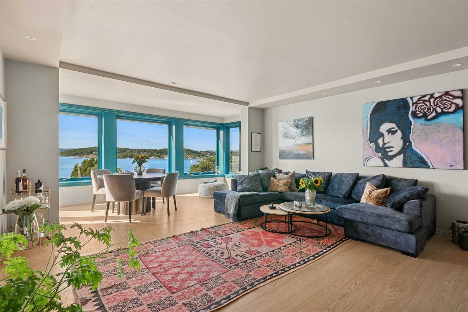 Totalrenovert i 2024/2025 med moderne farge/-materialvalg. Galleribilde