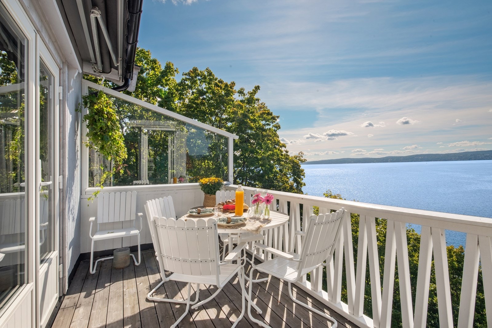 Nydelig frokostbalkong fra kjøkken med sjelden vakker utsikt! Galleribilde