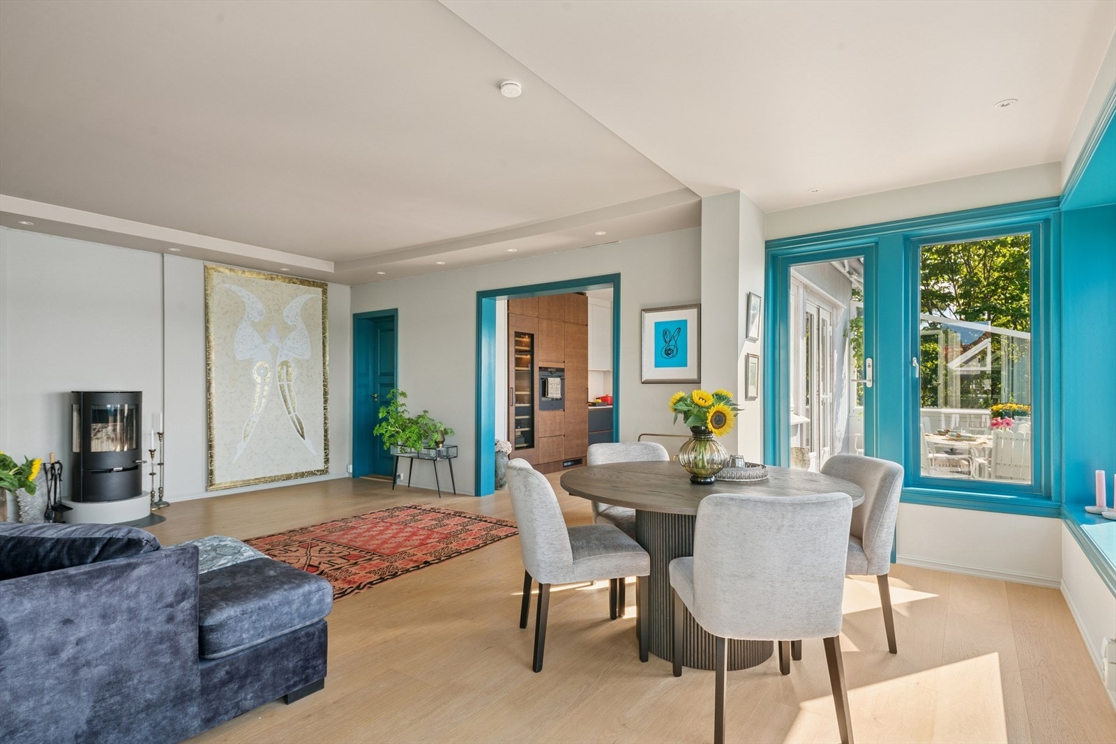 Romslig stue med gode møbleringsmuligheter og moderne peisovn. Galleribilde