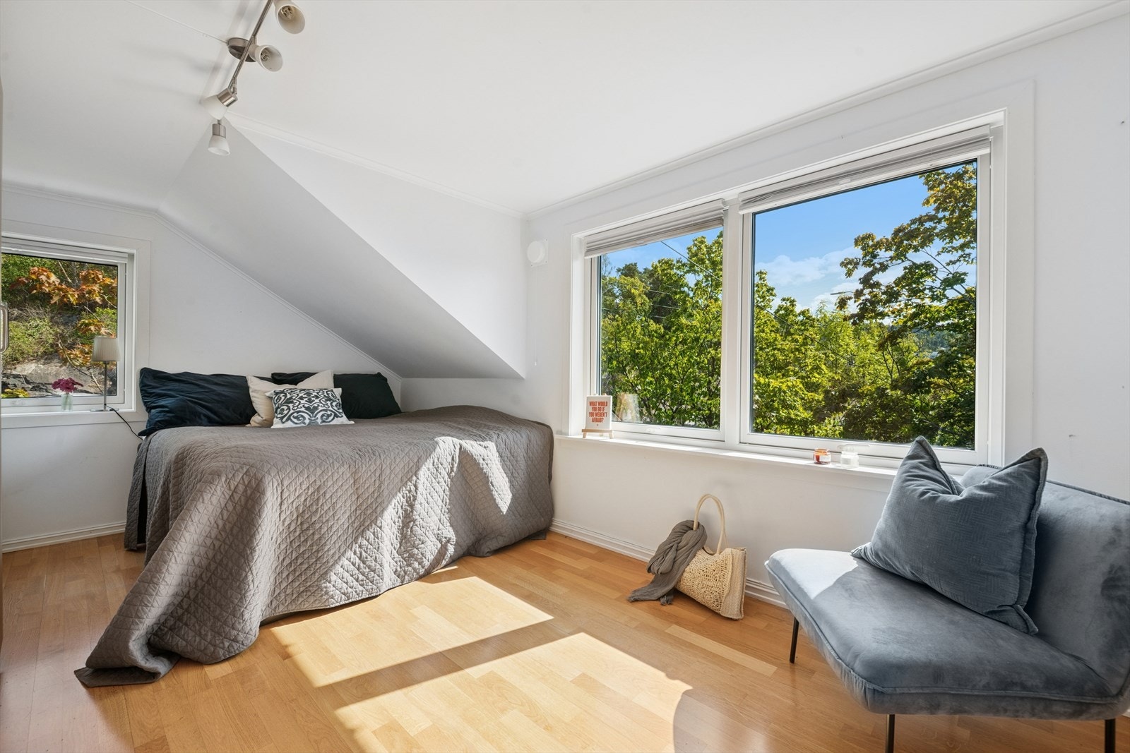 Soverom på loftet med gode lysforhold. Galleribilde