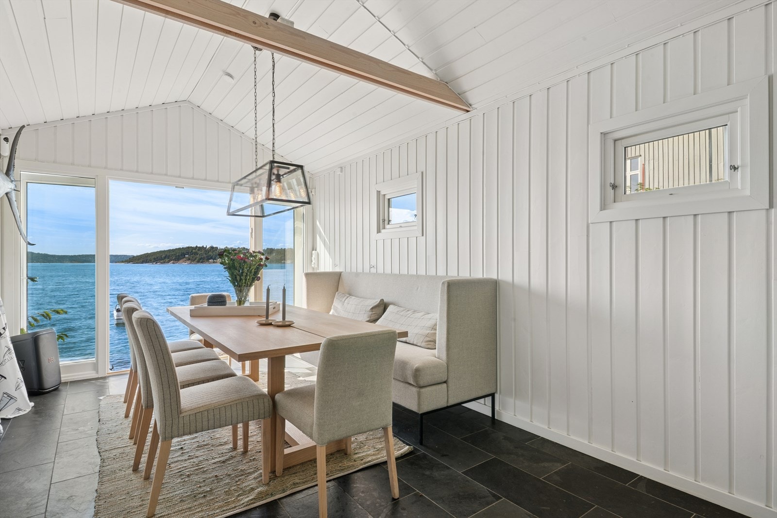 Svært hyggelig spiseplass med store vinduer og sjøutsikt. Galleribilde