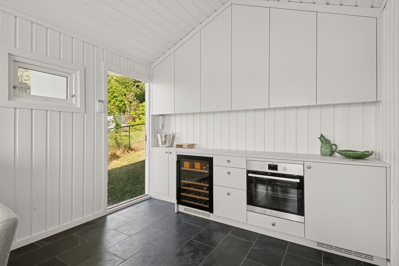 Lekkert innredet badehus med plassbygget kjøkken. Galleribilde