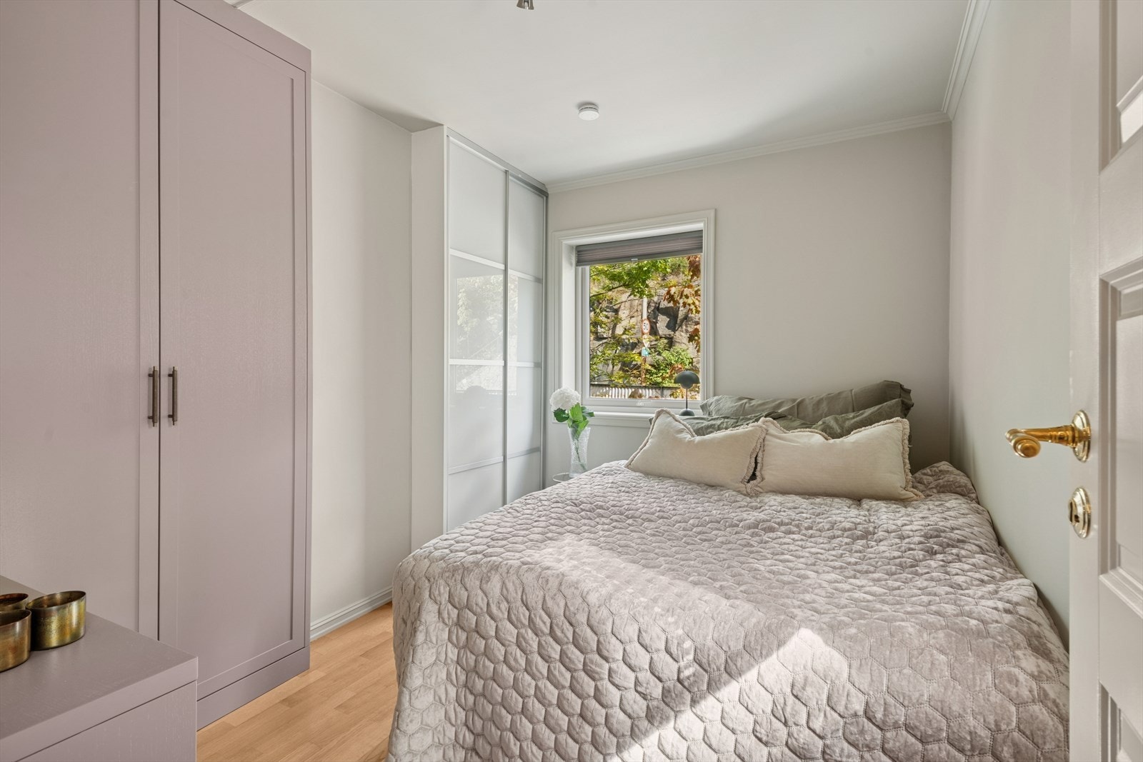 Soverom nr II
i 2.etasje med plassbygde/spesialtilpasset garderobeløsning i lekker utførelse. Galleribilde