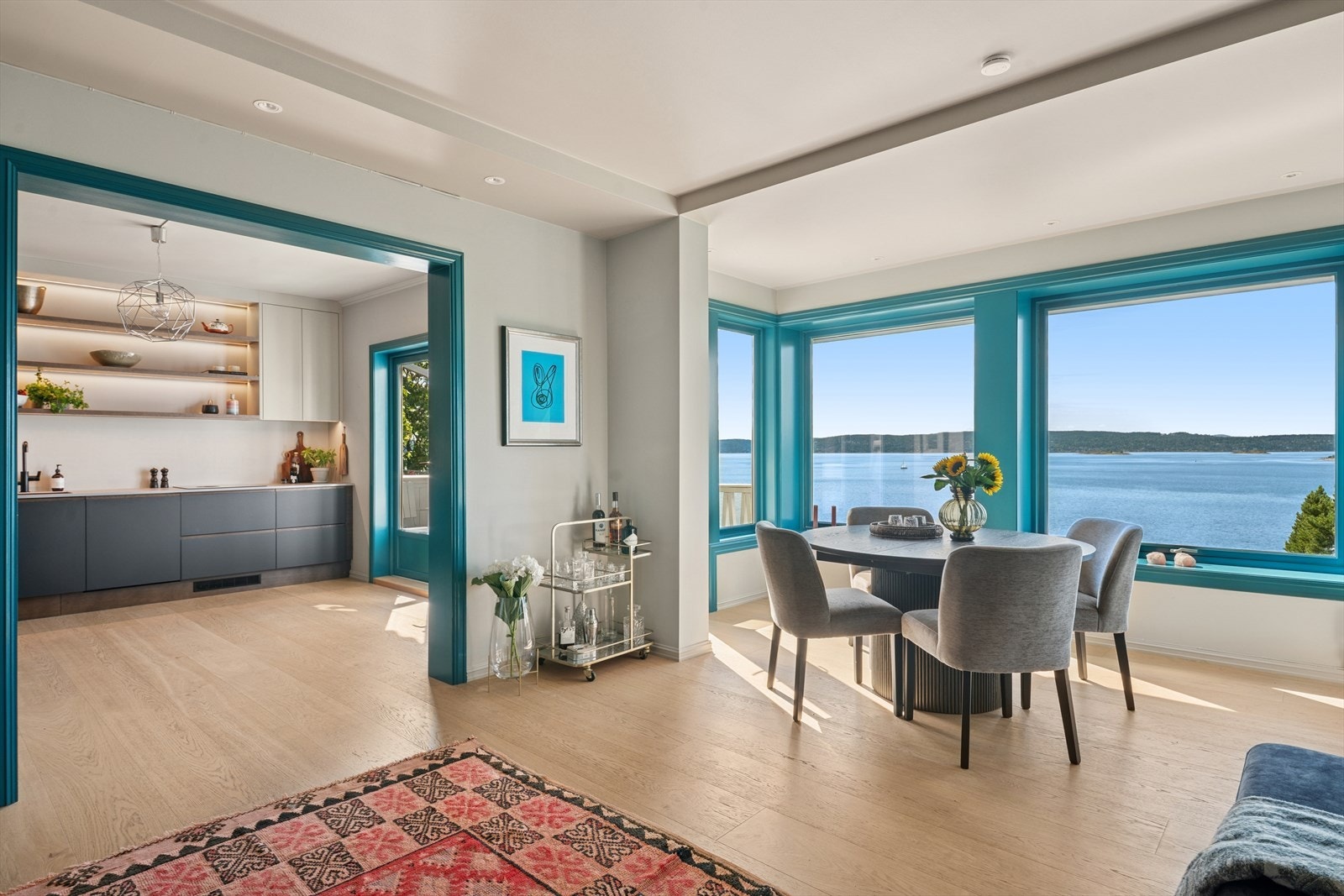 Delvis åpen løsning mot kjøkken med god plass til spisestue. Galleribilde