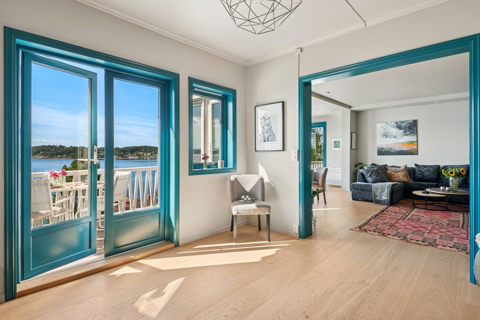 Utgang til sydvestvendt balkong med nydelig sjøutsikt og gode solforhold hele dagen. Galleribilde