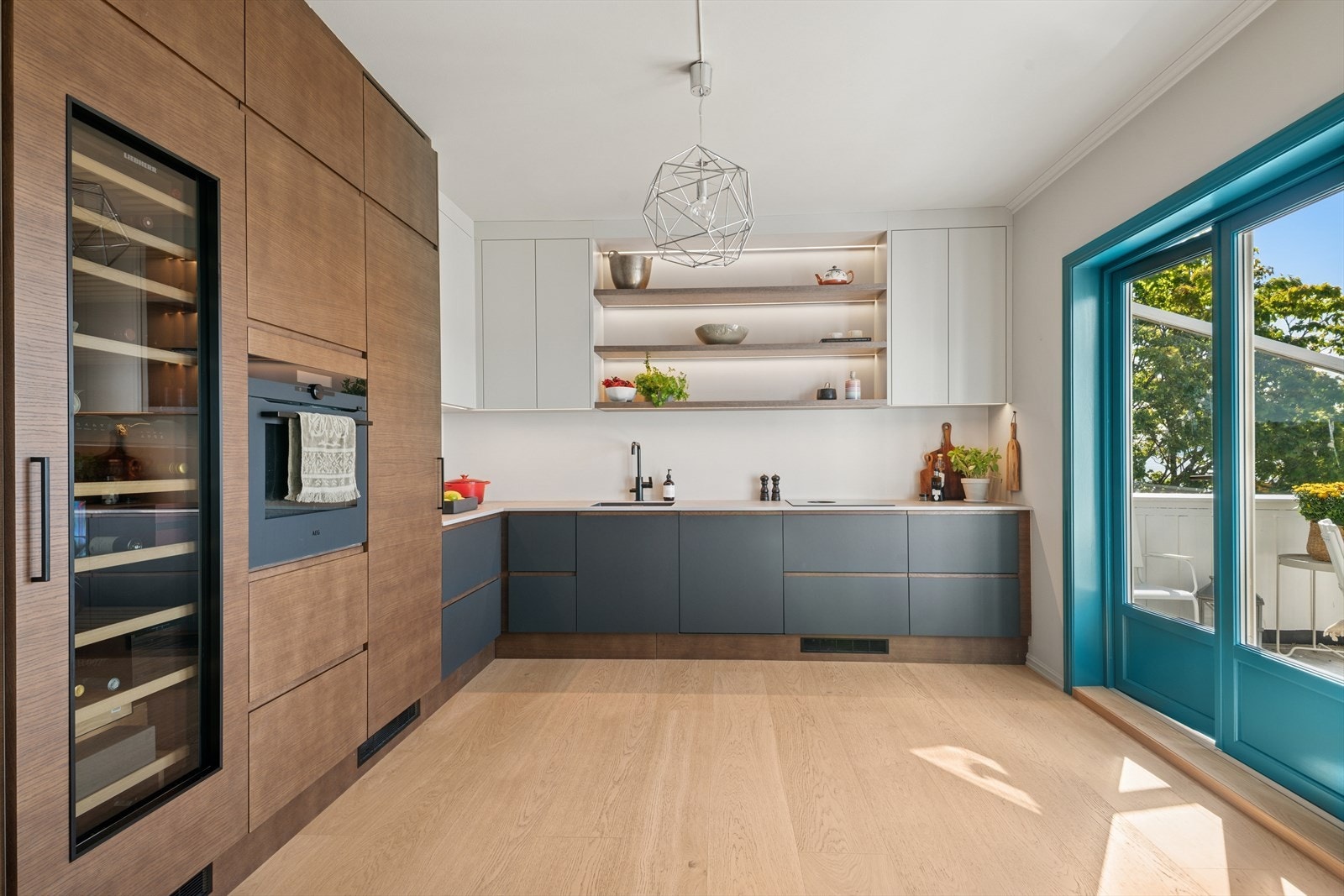 Lekkert kjøkken fra 2022 med integrerte hvitevarer og innfelte lyslister. Galleribilde