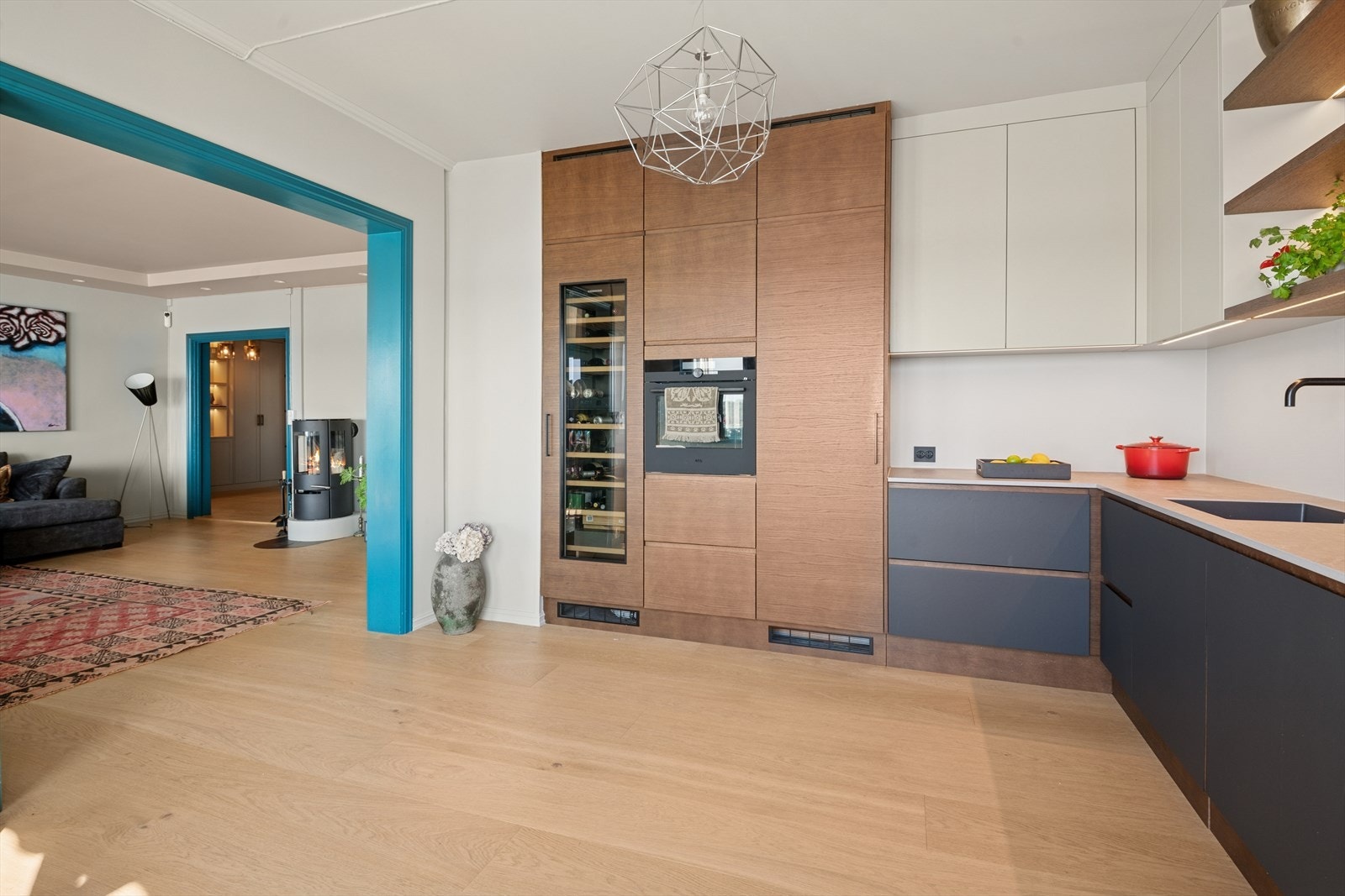 Kjøkken i delvis åpen stueløsning. Galleribilde