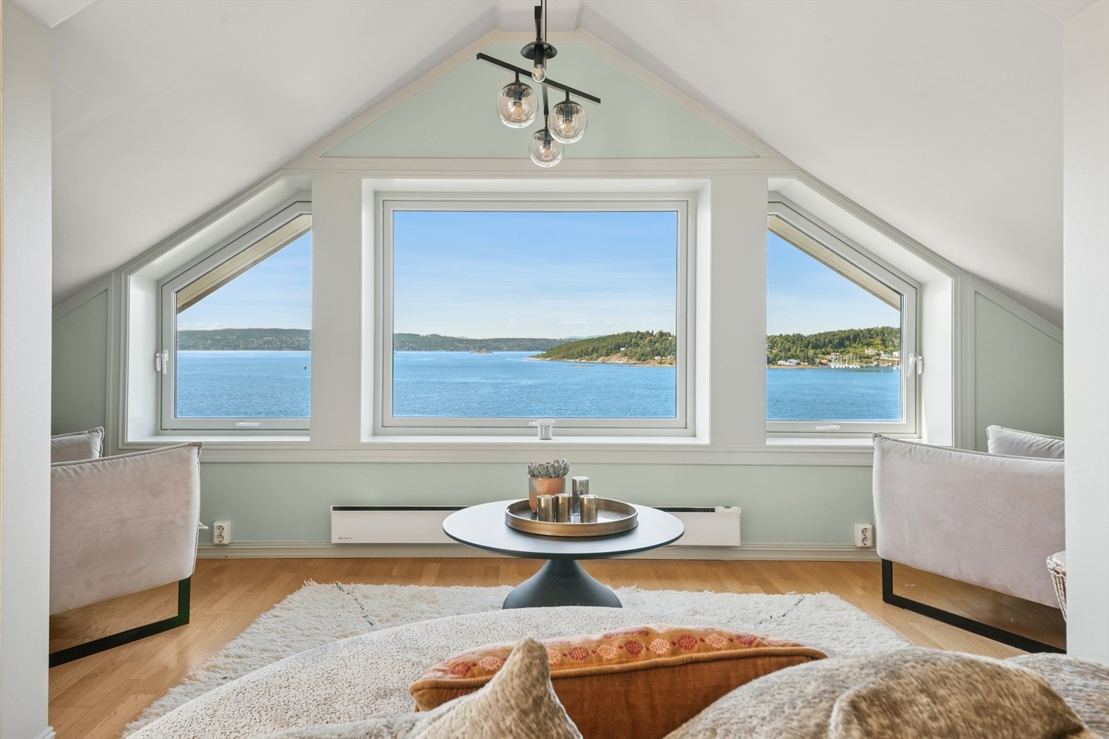 Unik loftstue med fantastisk utsikt og vinduer. Galleribilde