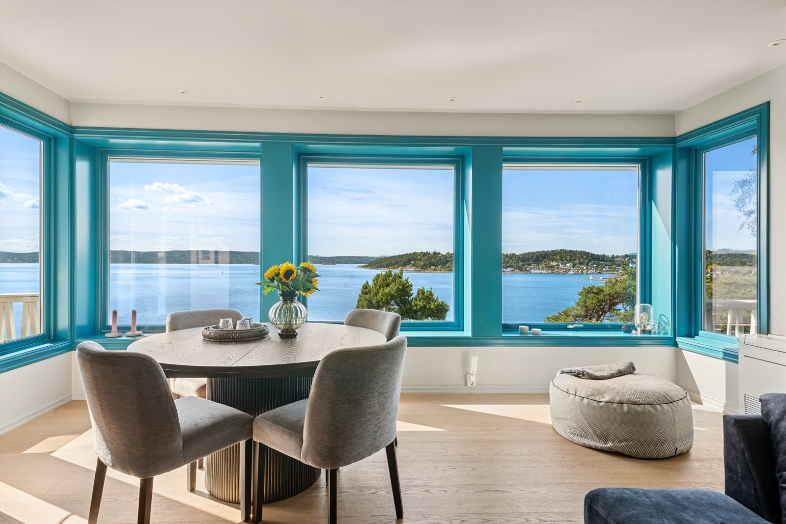 Fantastisk stue med vinduer som omkranser hele rommet med utsikt over Oslofjorden og fantastiske lysforhold. Galleribilde