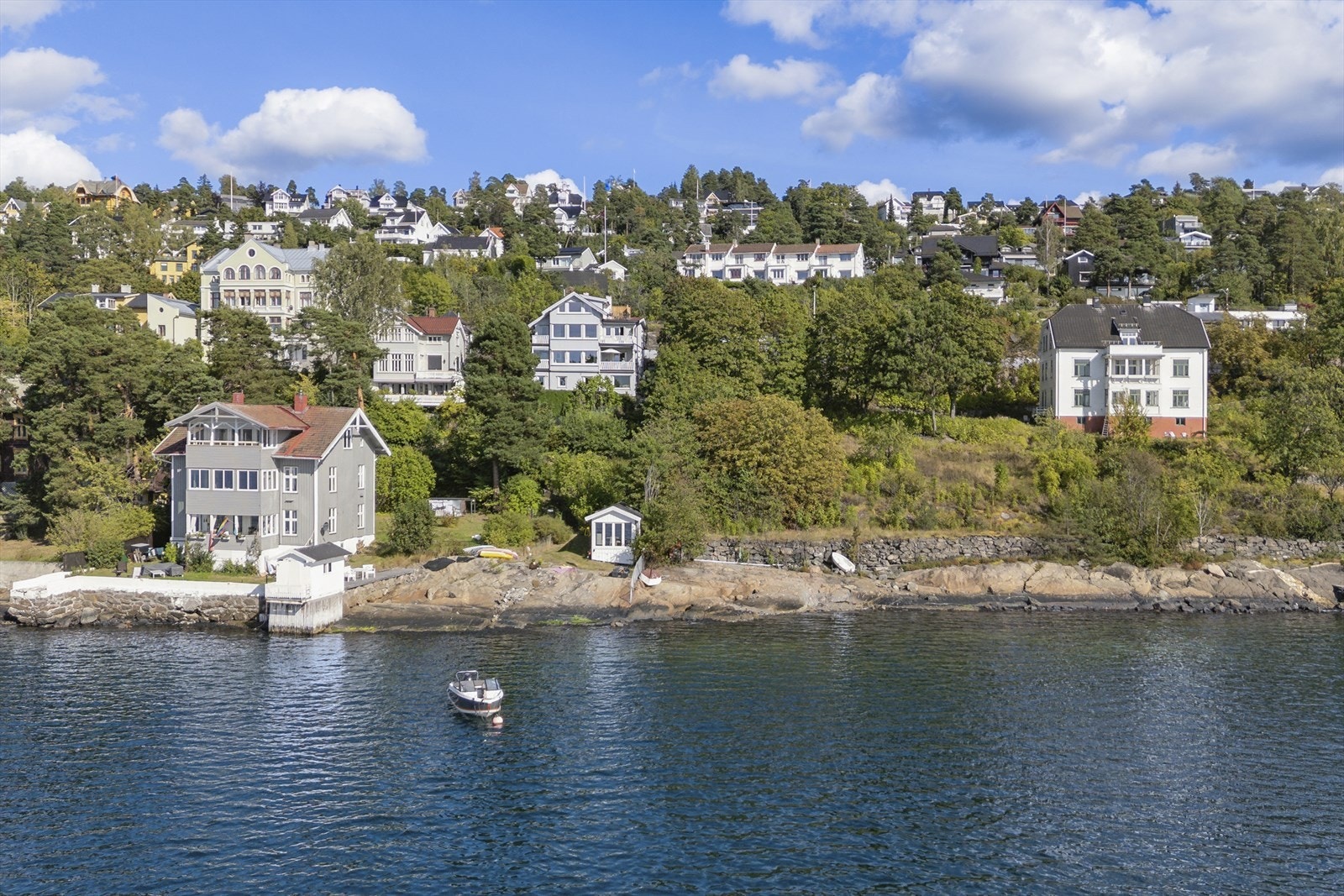 Med eiendommen følger egen bøye til båt. Galleribilde