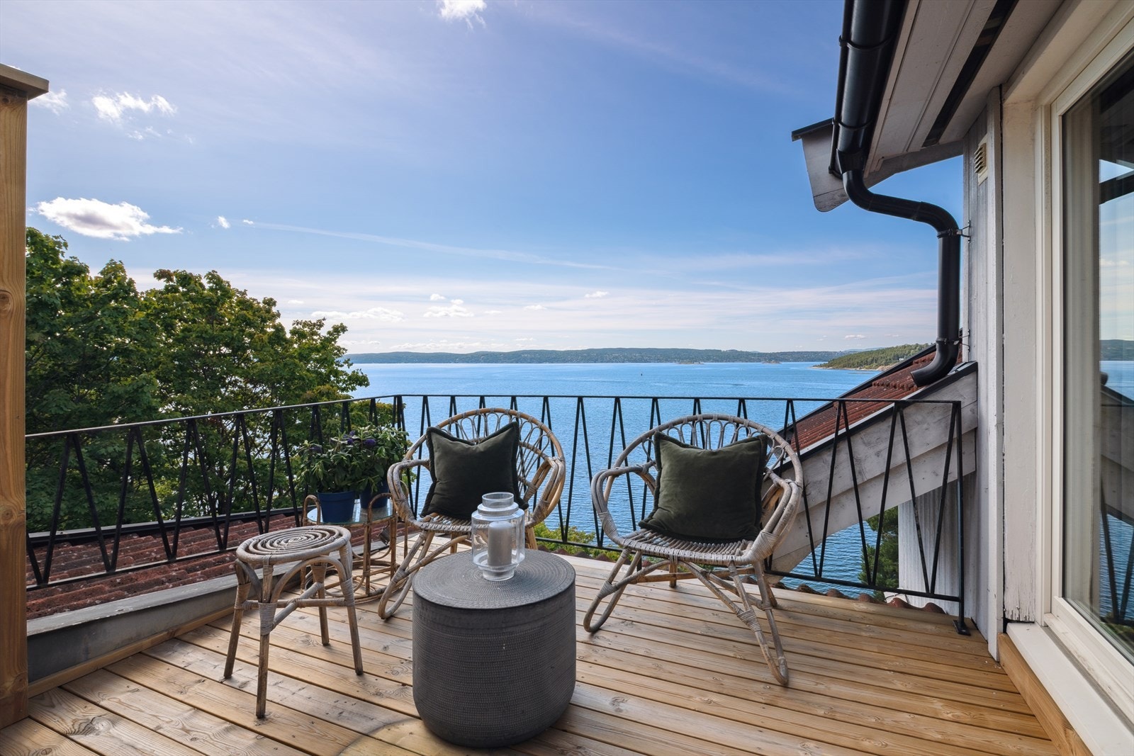 Herlig veranda fra loftet med nydelig sjøutsikt. Galleribilde