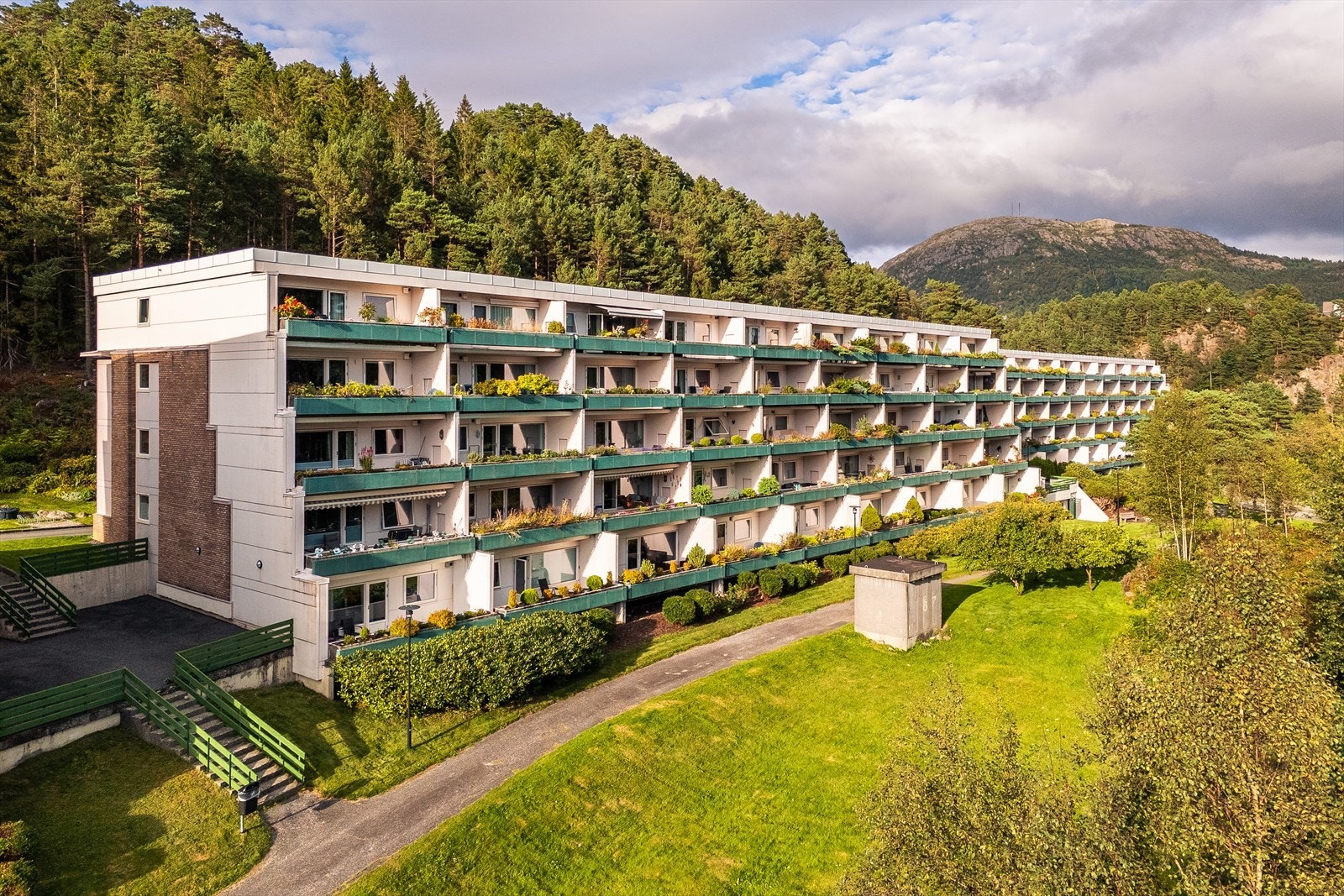 Veldrevet borettslag bestående av 273 andeler fordelt på 8 bygg. Galleribilde