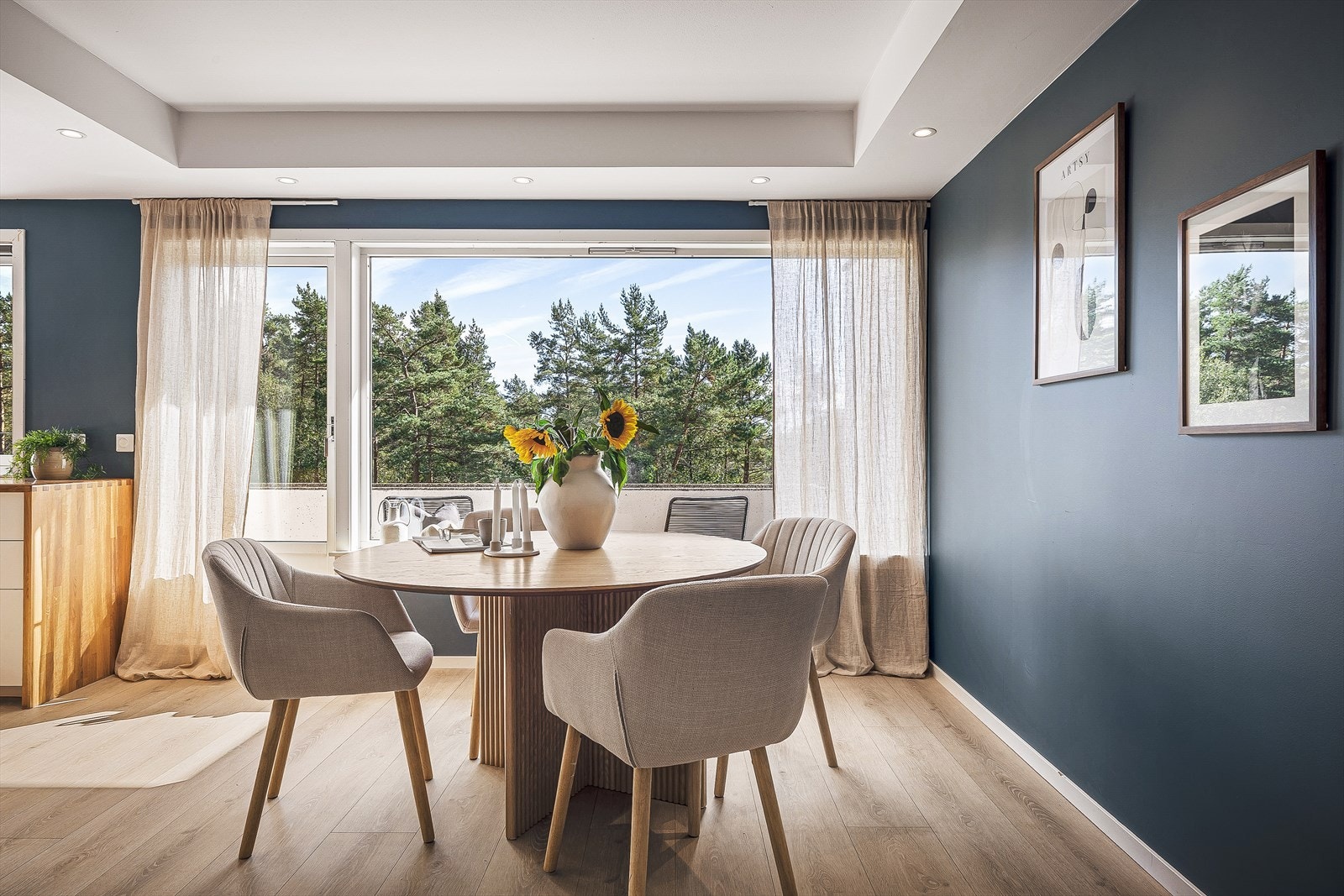 Merk deg de store vindusflatene som slipper inn rikelig av naturlig lys. Galleribilde