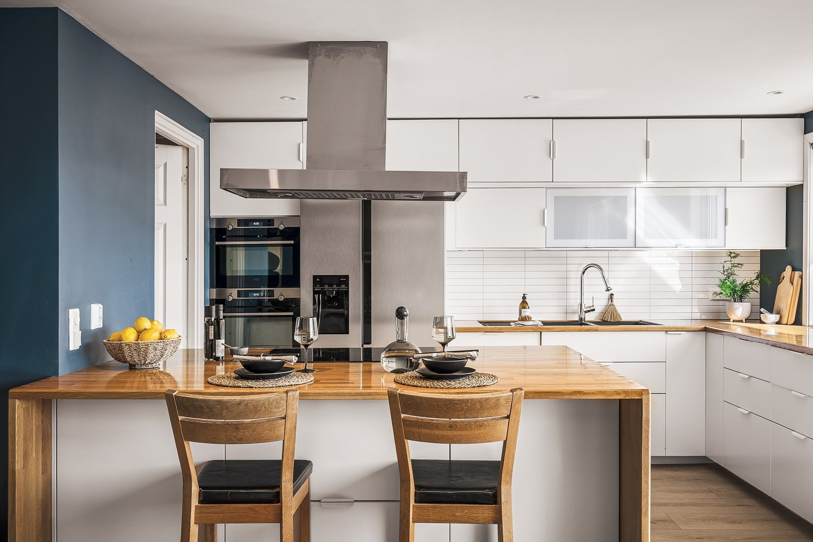 Lekkert håndlaget kjøkken | Merk den flotte øyen som inviterer til sosial matlagning! Galleribilde