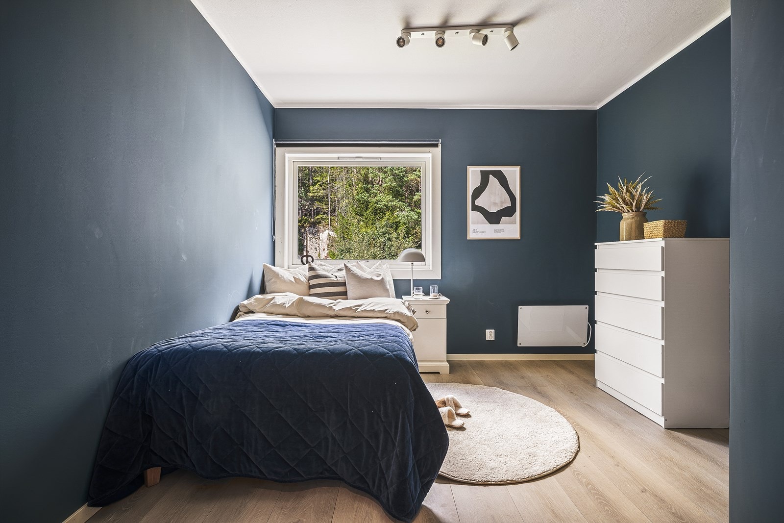 Soverom 1 | Alle soverommene er av romslig størrelse med plass til seng, garderobeskap og skrivebord. Galleribilde