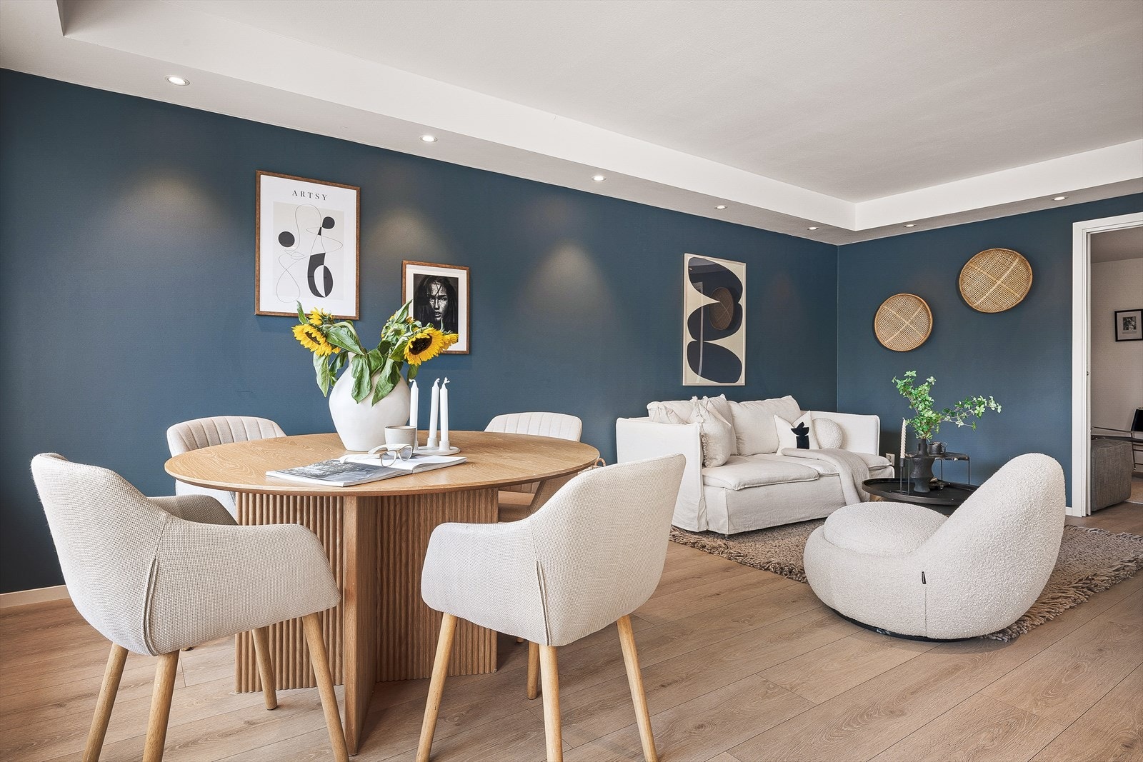 Den åpne løsningen mellom stue og kjøkken gir rom for fleksibel møblering, med god plass til både en komfortabel sittegruppe og en innbydende spiseavdeling. Galleribilde