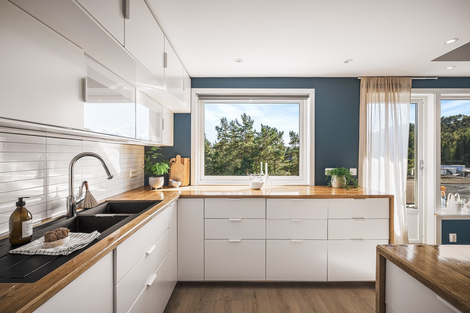 Her har du rikelig med både oppbevarings- og benkeplass. Galleribilde