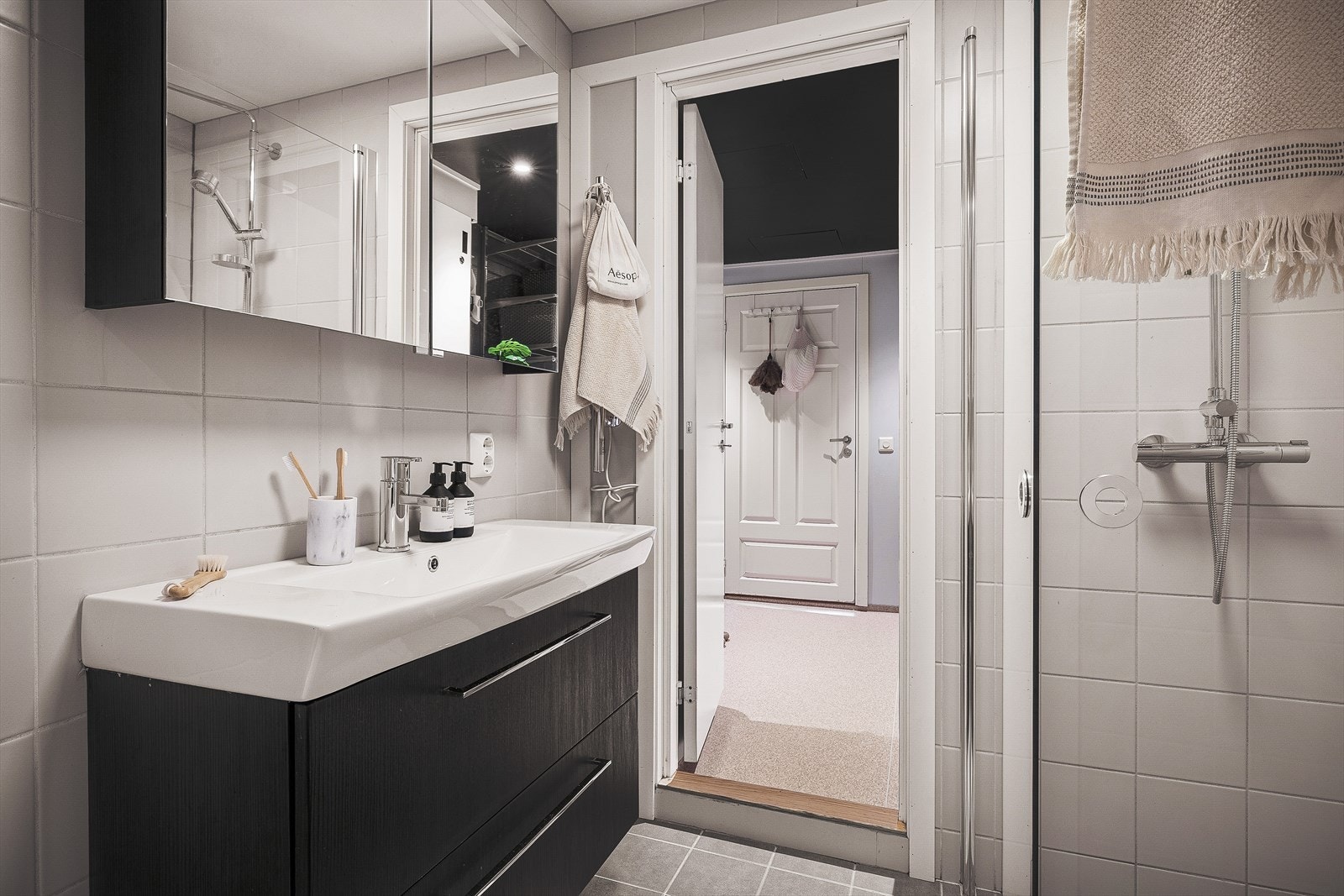 Badet er helfliset med varmekabler i gulv. Galleribilde