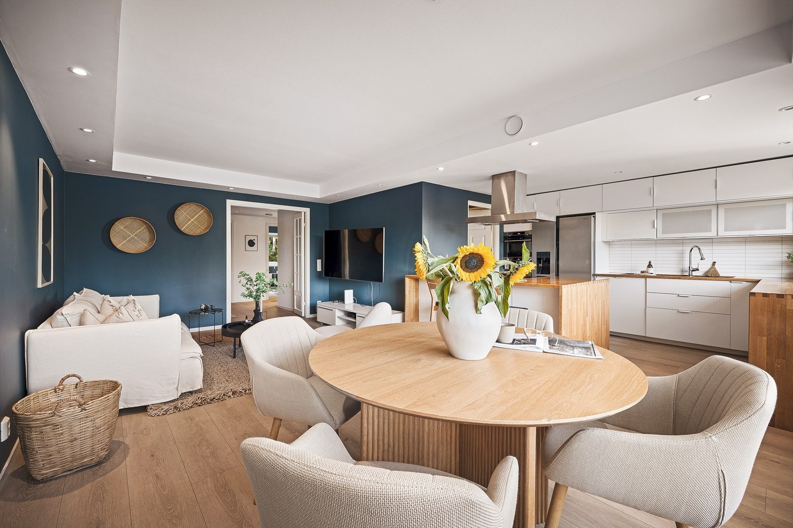 Leiligheten har en åpen stue- og kjøkkenløsning som skaper en sosial og luftig atmosfære. Galleribilde