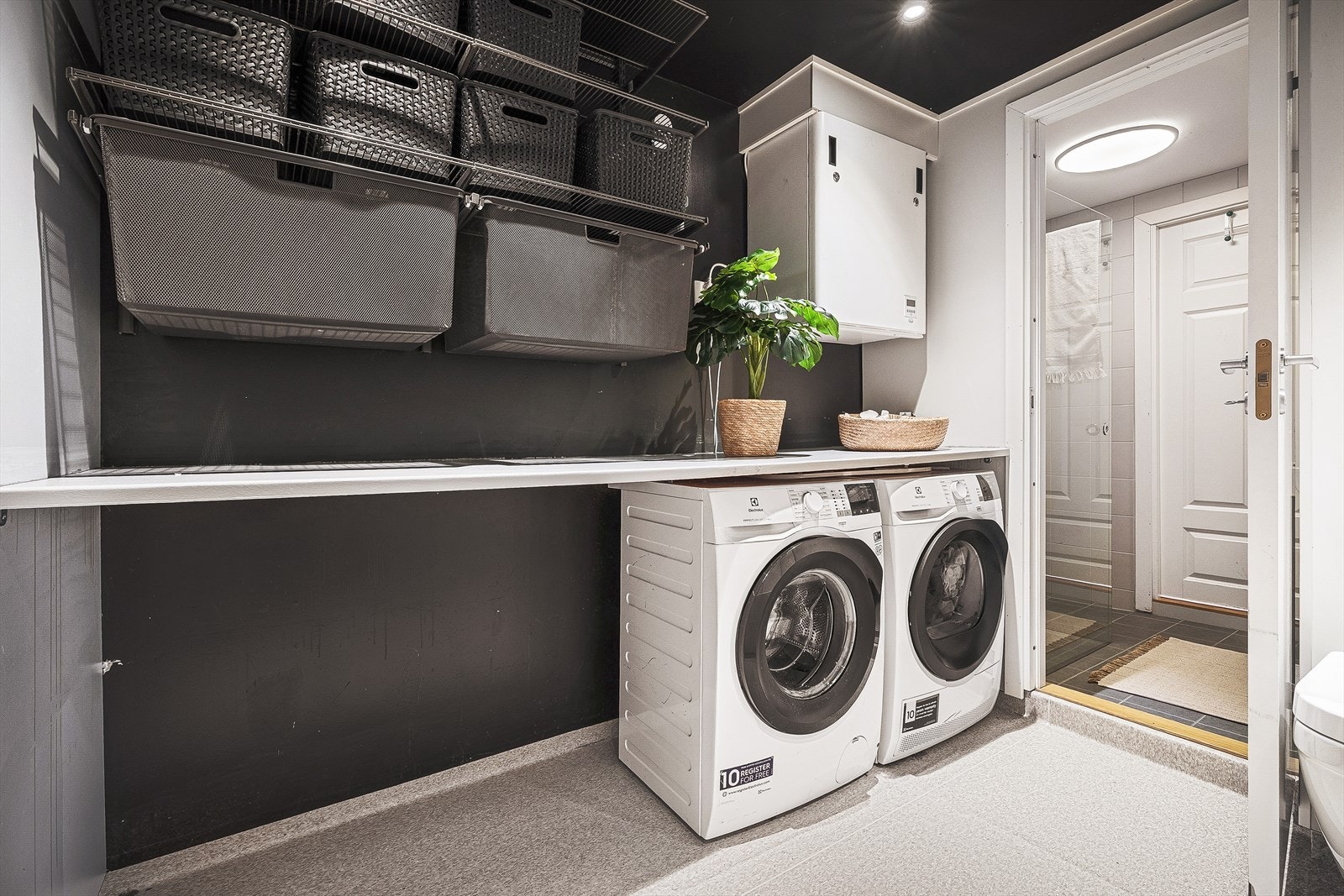 Praktisk vaskeroms-nisje på det ene badet. Galleribilde