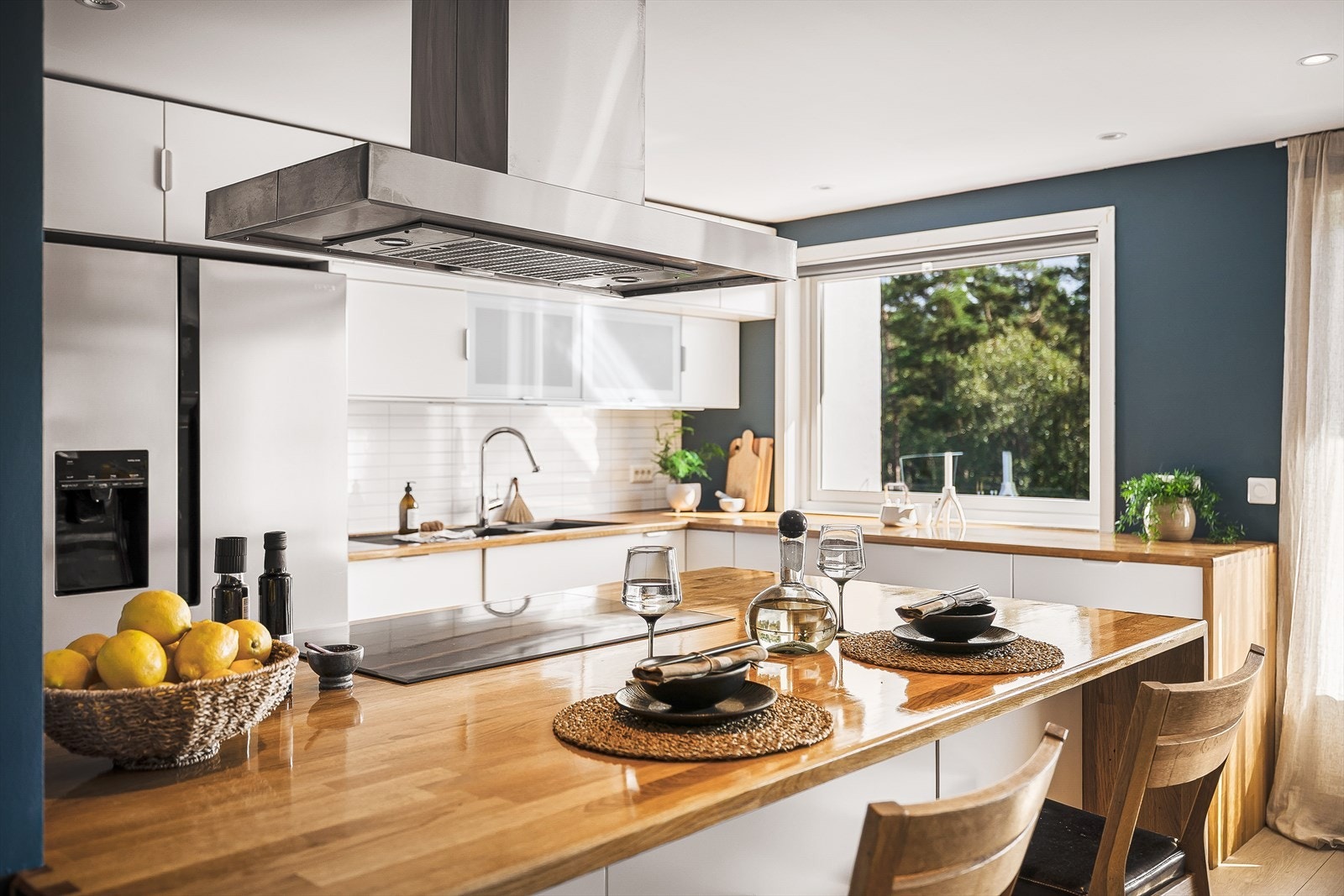 Kjøkkenet har glatte fronter og benkeplate av heltre. Galleribilde