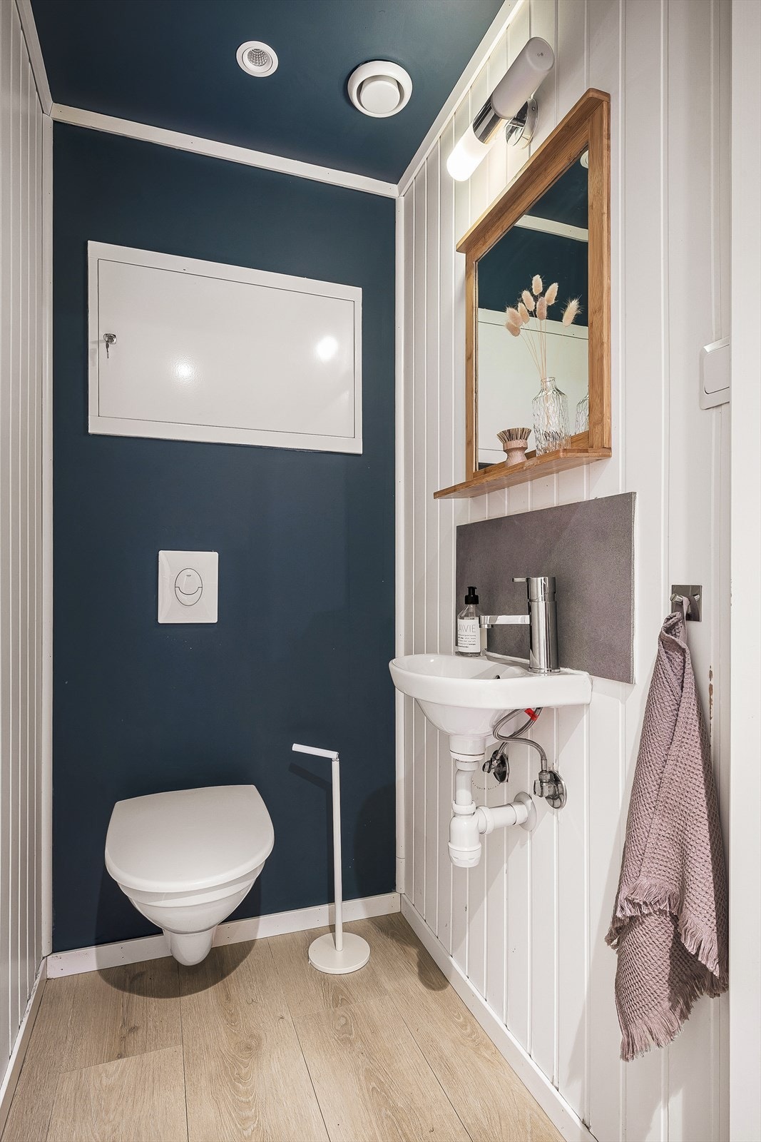 Leiligheten har praktisk separat WC. Galleribilde