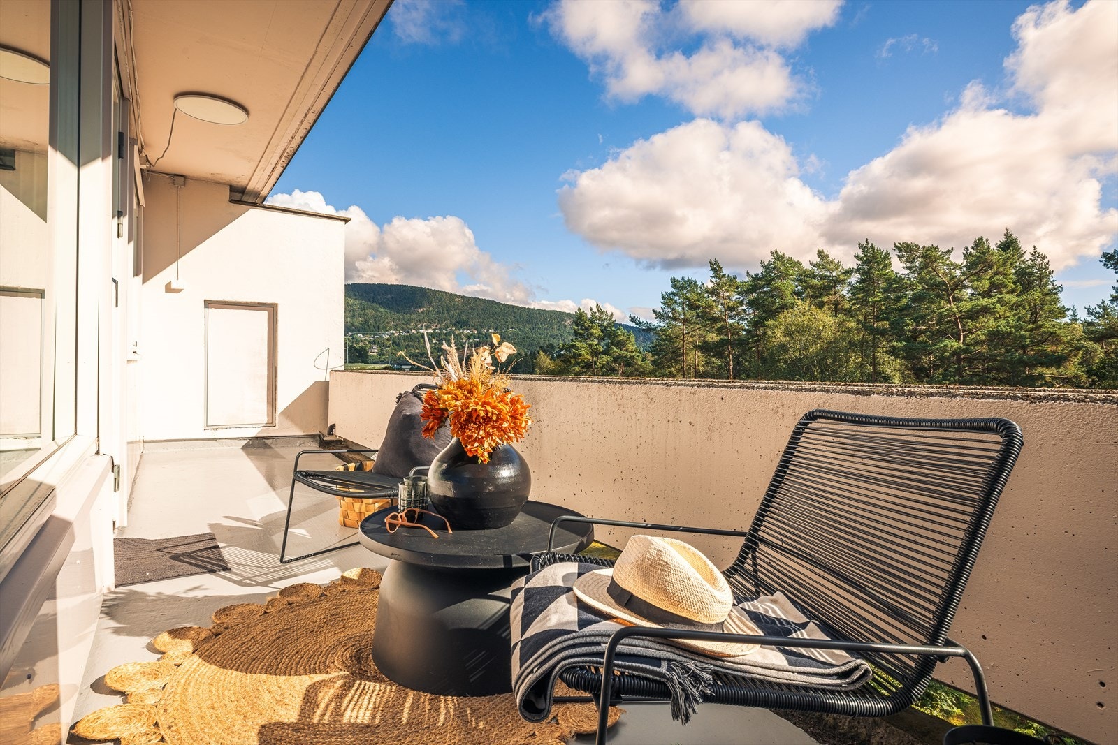 Her er det god plass til både sitte og spisegruppe. Galleribilde