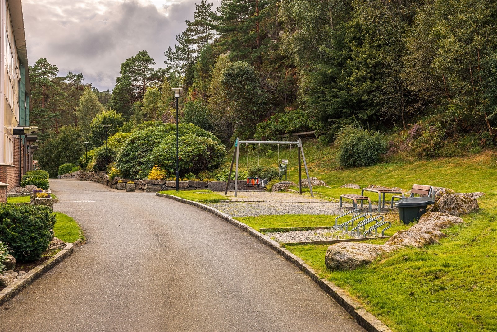 Borettslaget har pent opparbeidet uteområde og lekeplass for de minste. Galleribilde