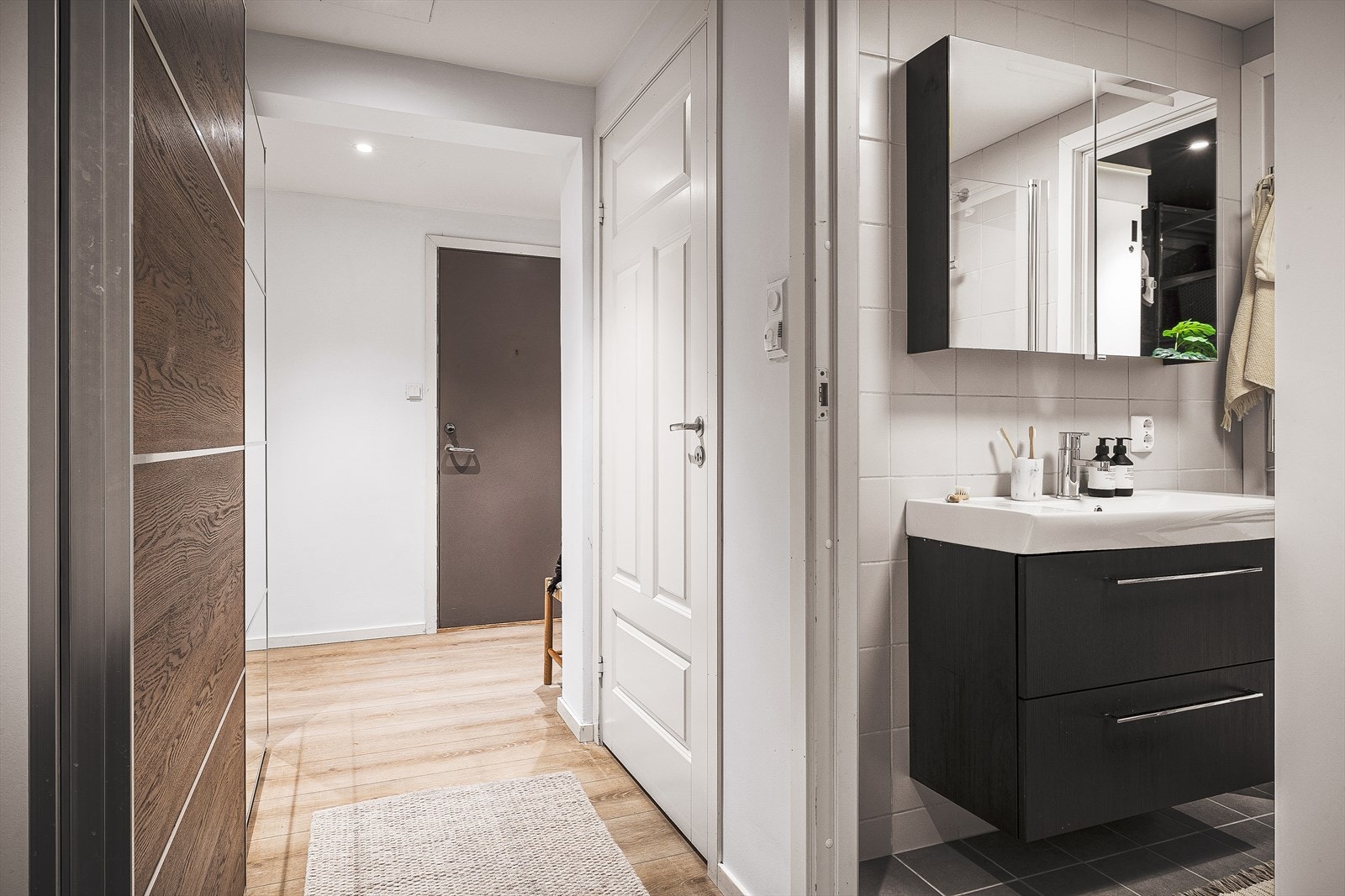 Lys og romslig entré | Herfra har du adkomst til separat WC, baderom, soverommene og en trivelig TV-stue. Galleribilde