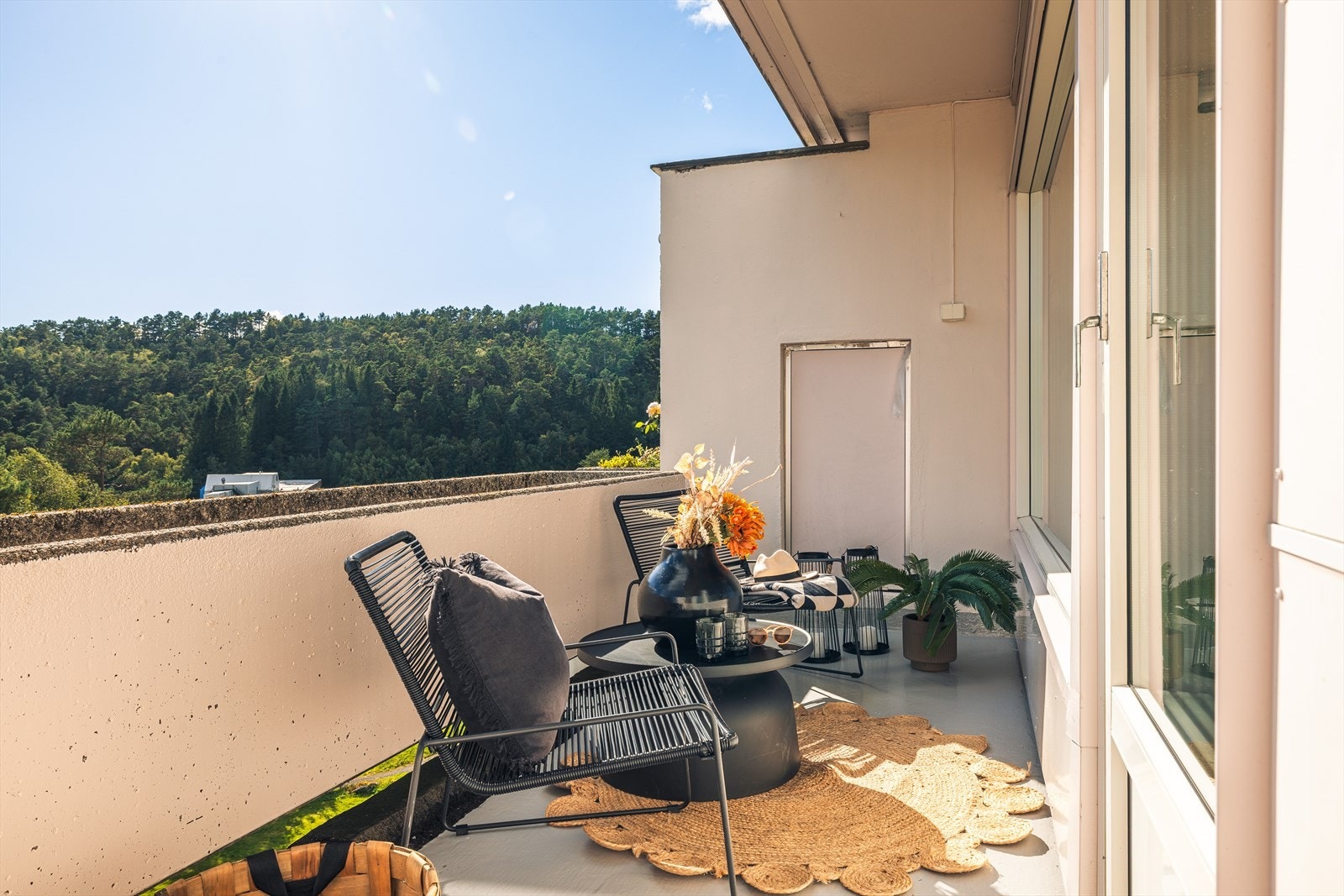 Leiligheten sin balkong er sørvendt med en liten dreining mot vest. Dette er synonymt med et fantastisk solbilde! Galleribilde