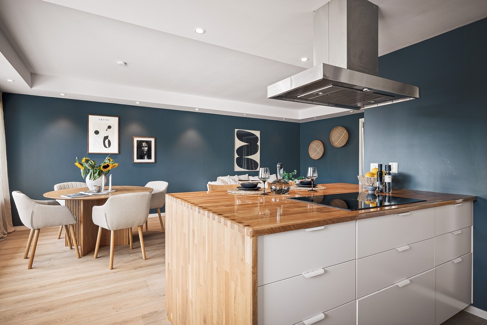 Leiligheten er en lekker og innholdsrik 4-roms med god planløsning, solrik balkong og parkering i garasje. Galleribilde