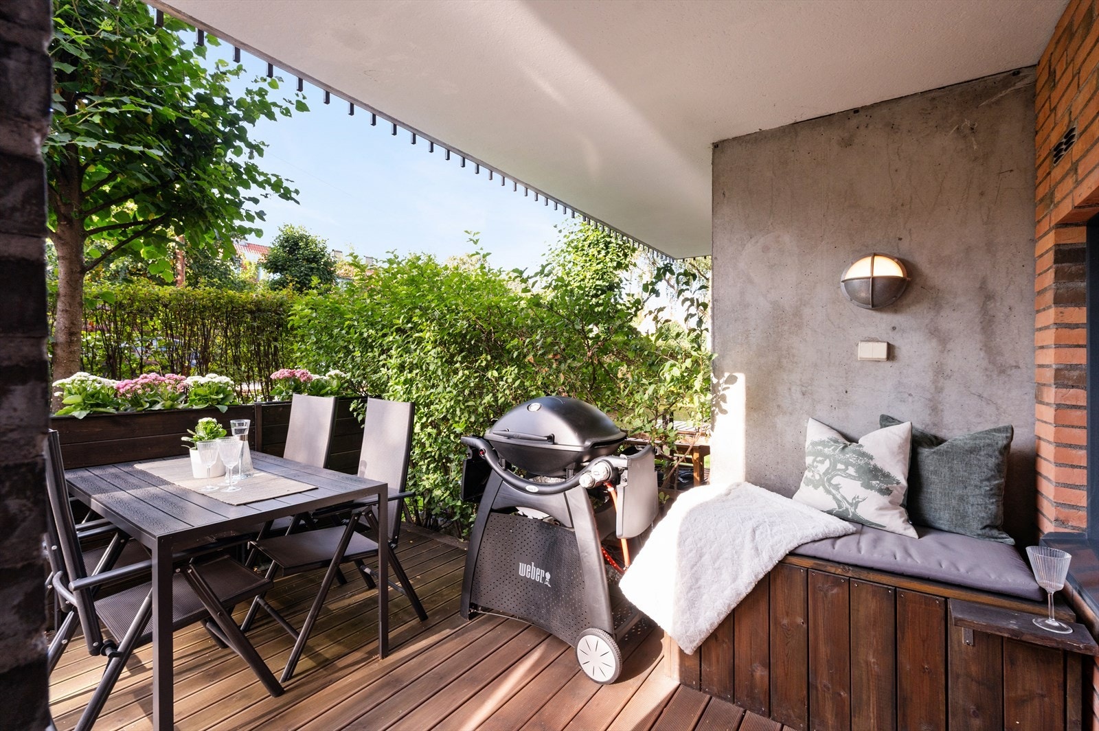 Ellers god plass til flere sittegrupper, grill og beplanting. Galleribilde