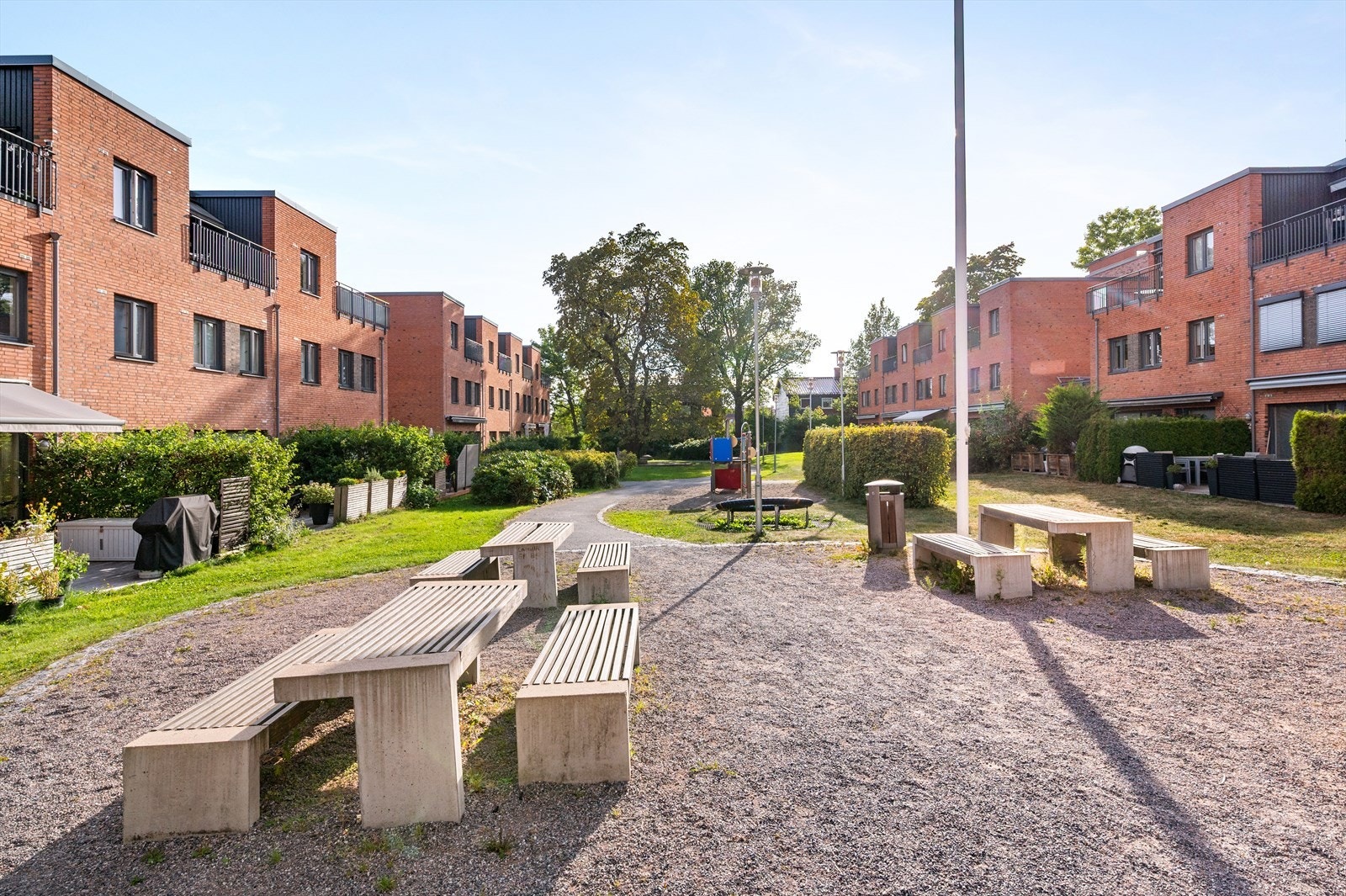 Sameiet består av 187 boenheter fordelt på 171 leiligheter i 2 bygårder, samt 16 byhus. Galleribilde