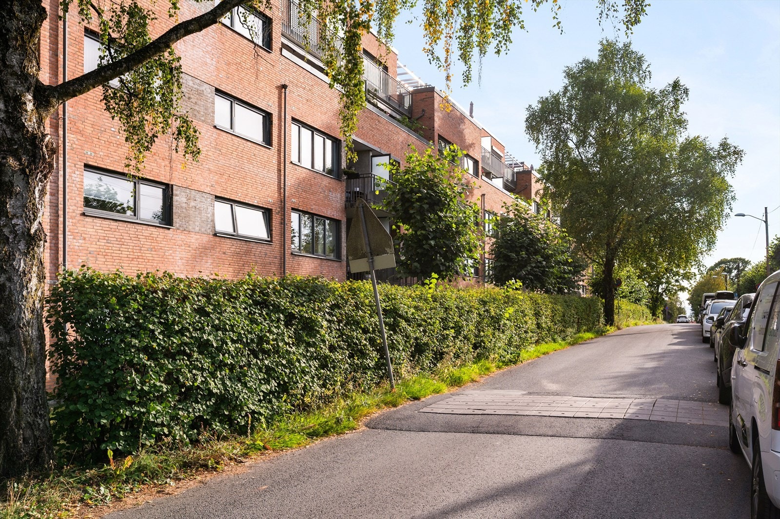 Området er pent opparbeidet med gangveier, hekk, gressplen og ellers hyggelig beplantning. Galleribilde