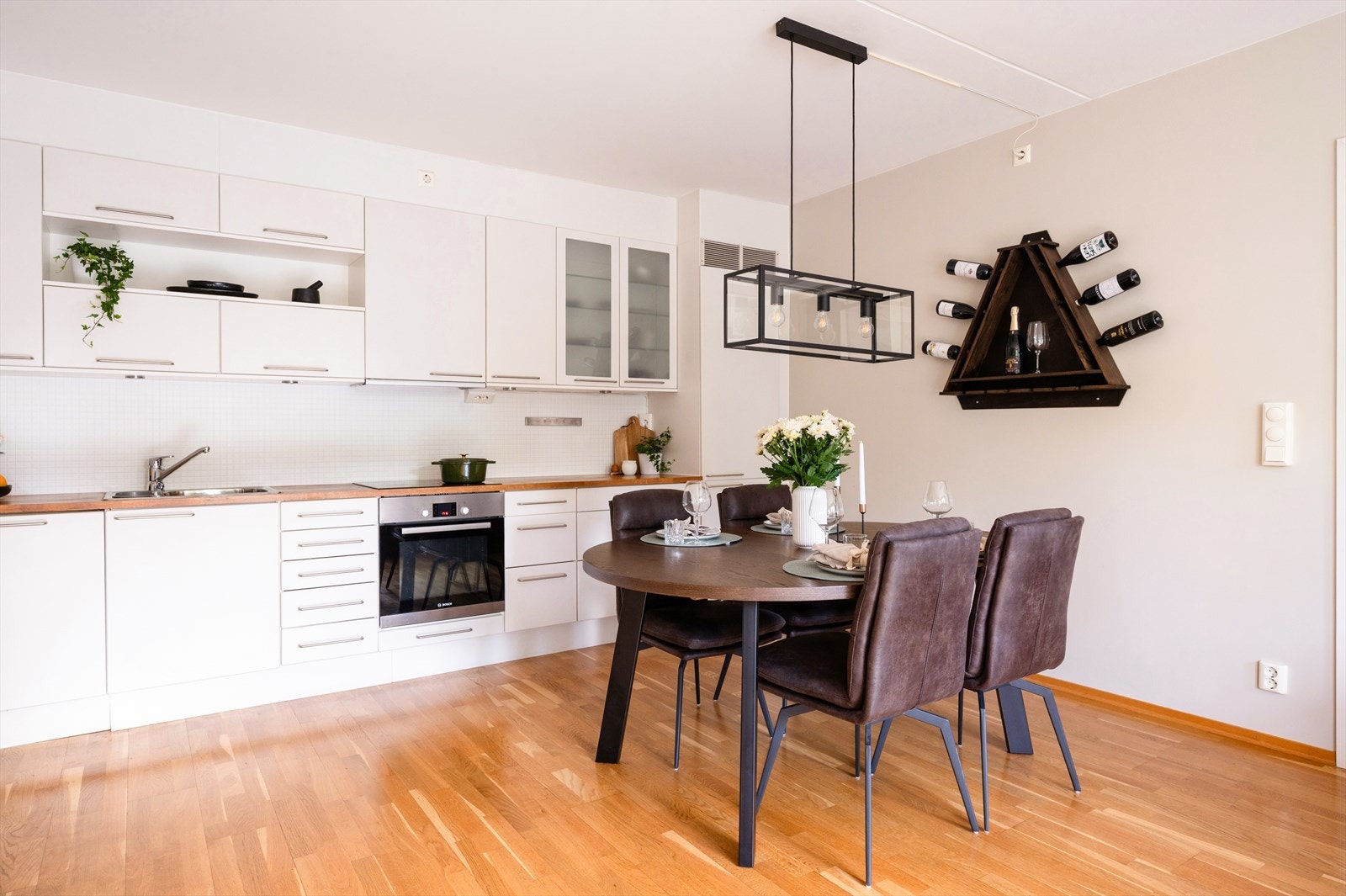 Moderne kjøkkeninnredning med glatte fronter og heltre benkeplate med nedfelt vask- og skyllekum. Galleribilde