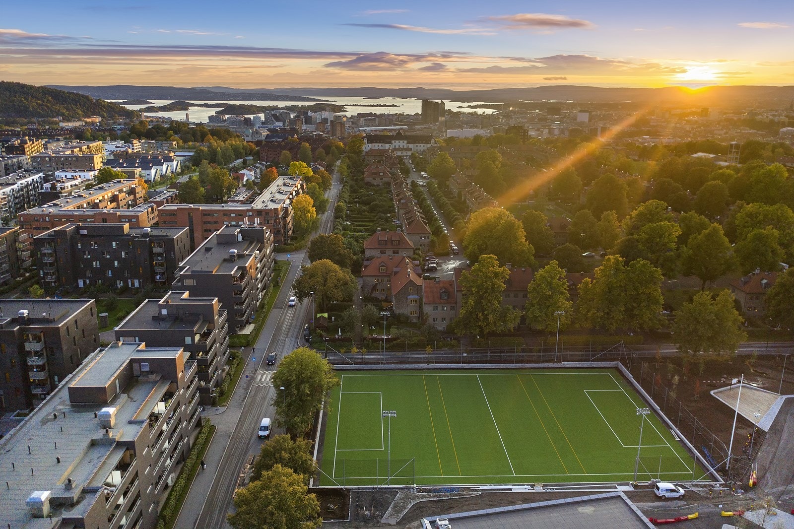 Lekeplass, fotballbane, skøytebane, idrettshall, svømmehall og treningssenter er ikke langt unna. Galleribilde