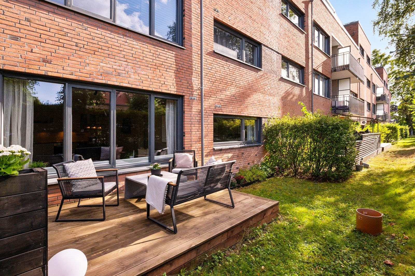 Terrassen er bygget i trekonstruksjon med terrassebord lagt på bjelkelag. Galleribilde