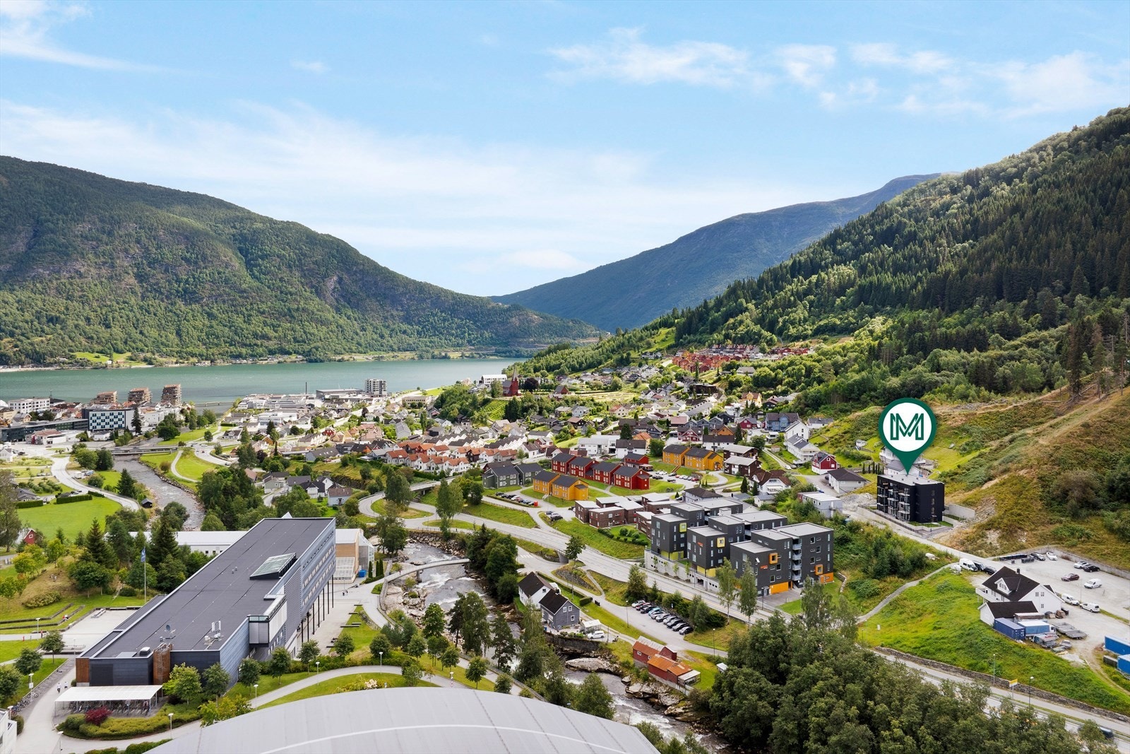 Det er også kort veg til sentrumsfunksjonar som skule, barnehage, butikk og Sogndal sentrum som har dei fleste servicetilbod. Galleribilde