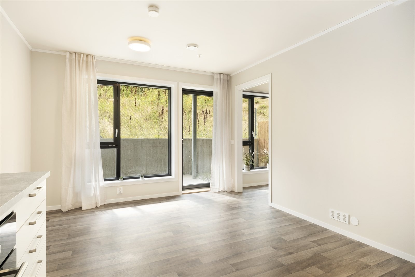 I enden av rommet leiar verandadør ut til overbygd terrasse som også kan møblerast med sittegruppe. Galleribilde