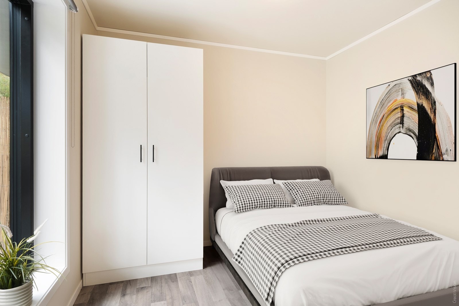 Frå stova er det vidare tilkomst til soverom som er innreia med garderobeskåp og har plass til ei dobbeltseng. Foto er 3D-redigert. Galleribilde