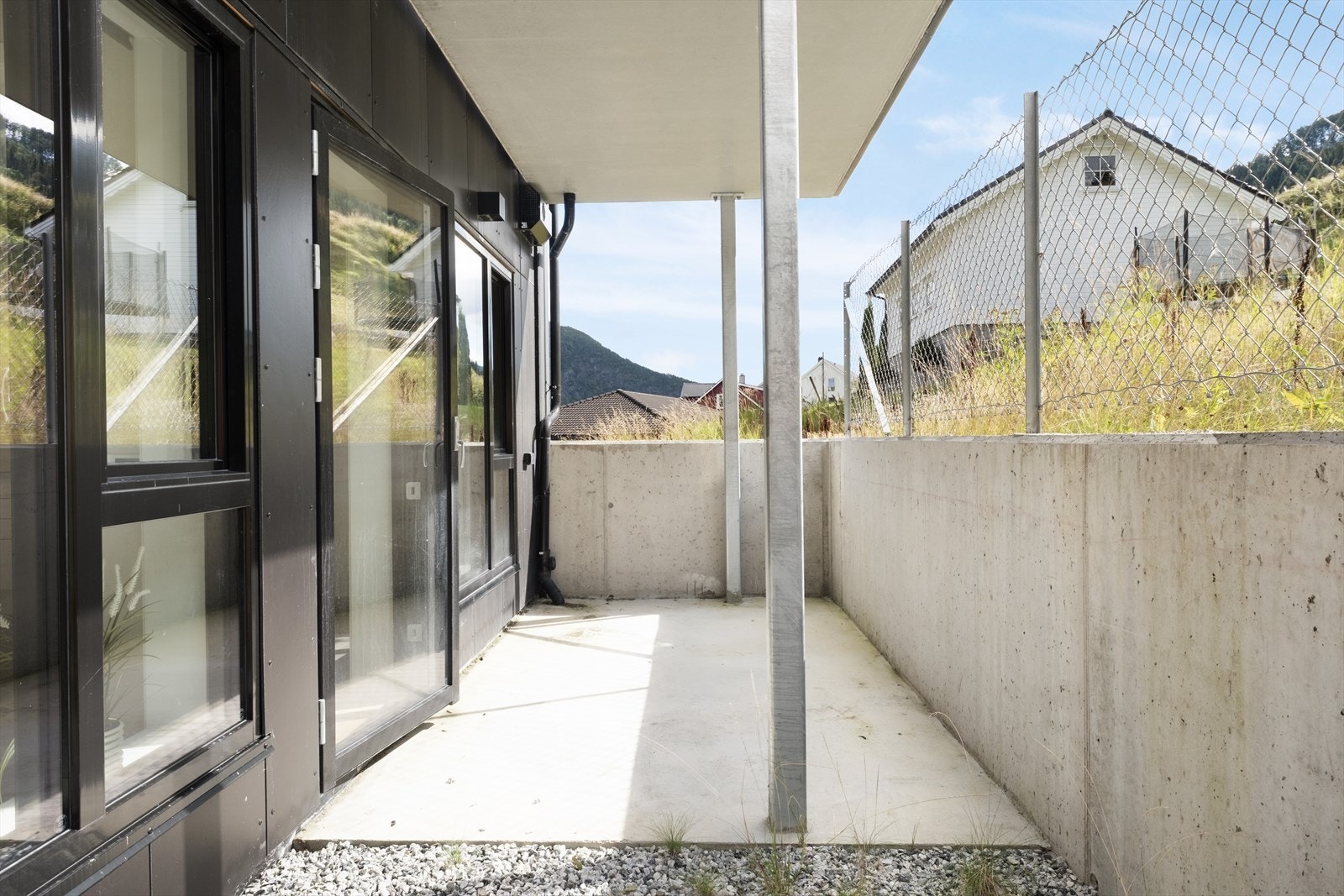 Overbygd terrasse med dekke av betong. Galleribilde