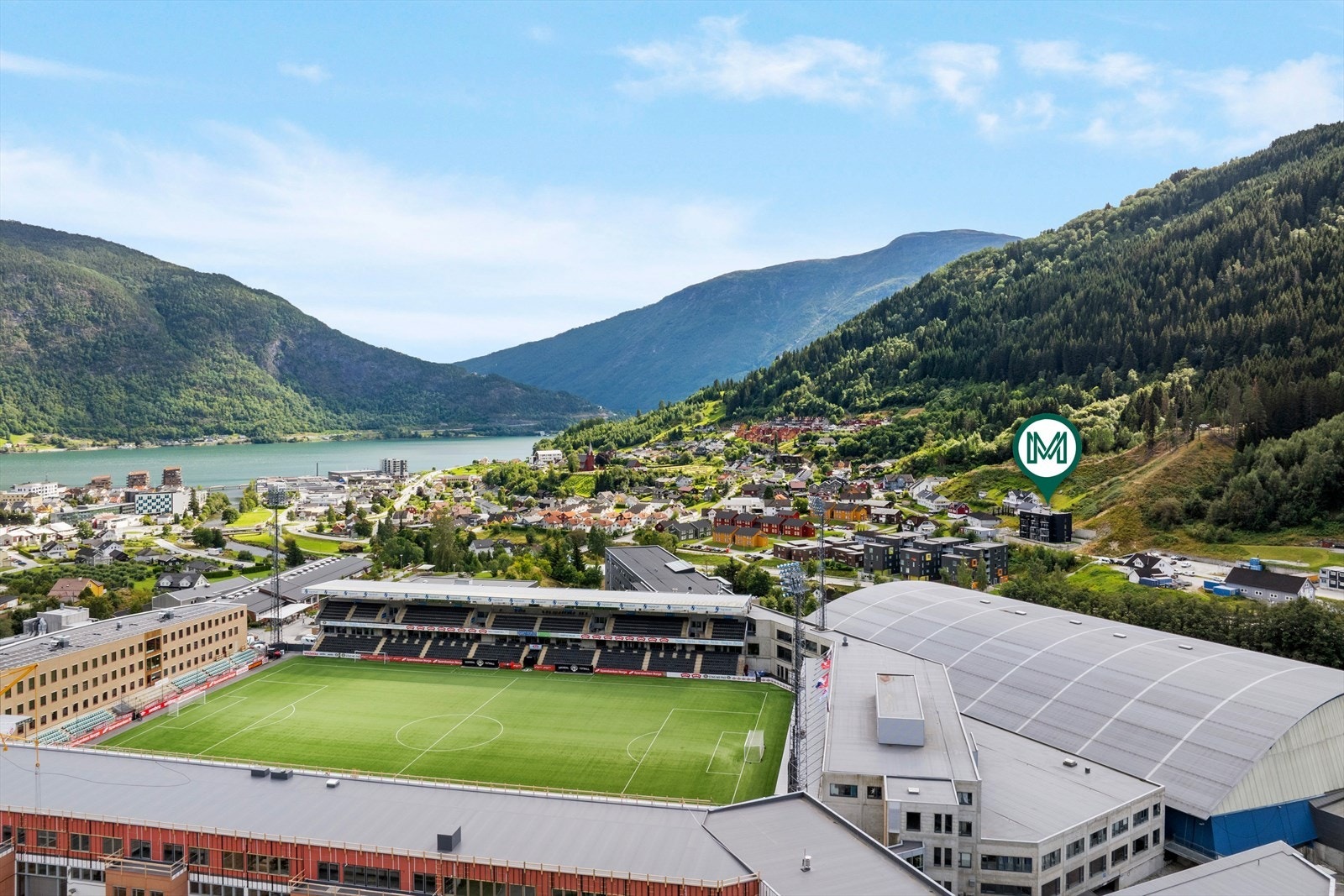 Frå leilegheita er det er kort avstand til Campus med treningssenter, klatresenter, storhall, høgskule og vidaregåande skule. Galleribilde