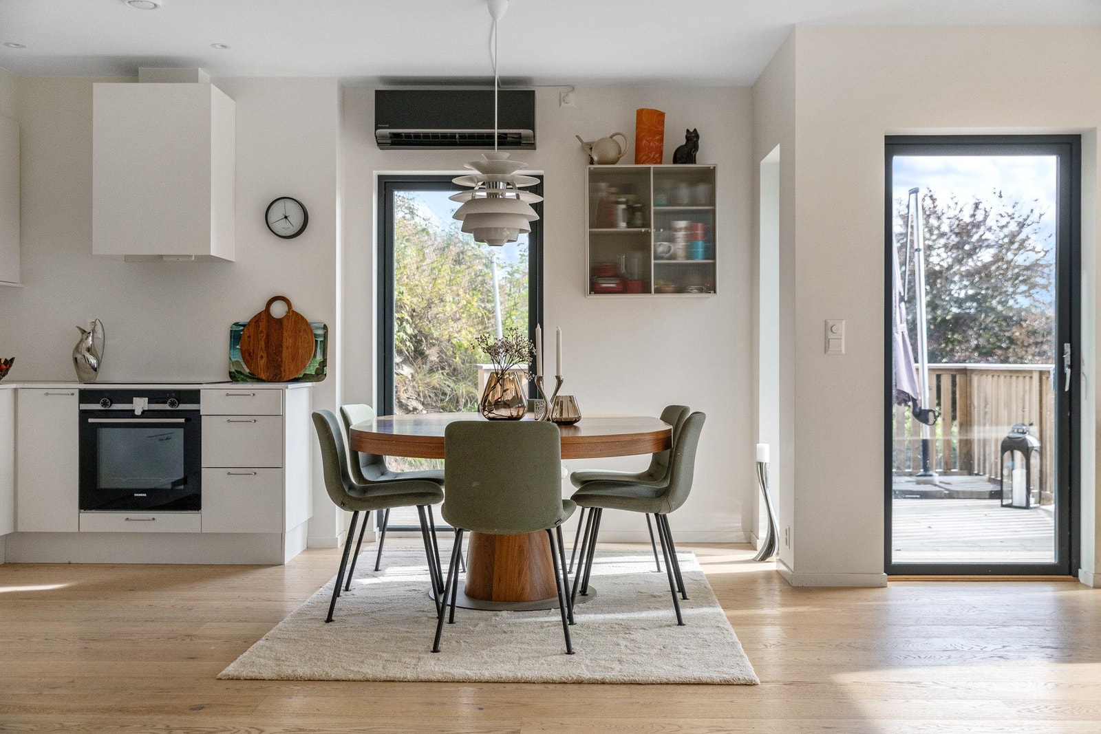 Kjøkken/spisestue. Utgang til veranda. Galleribilde