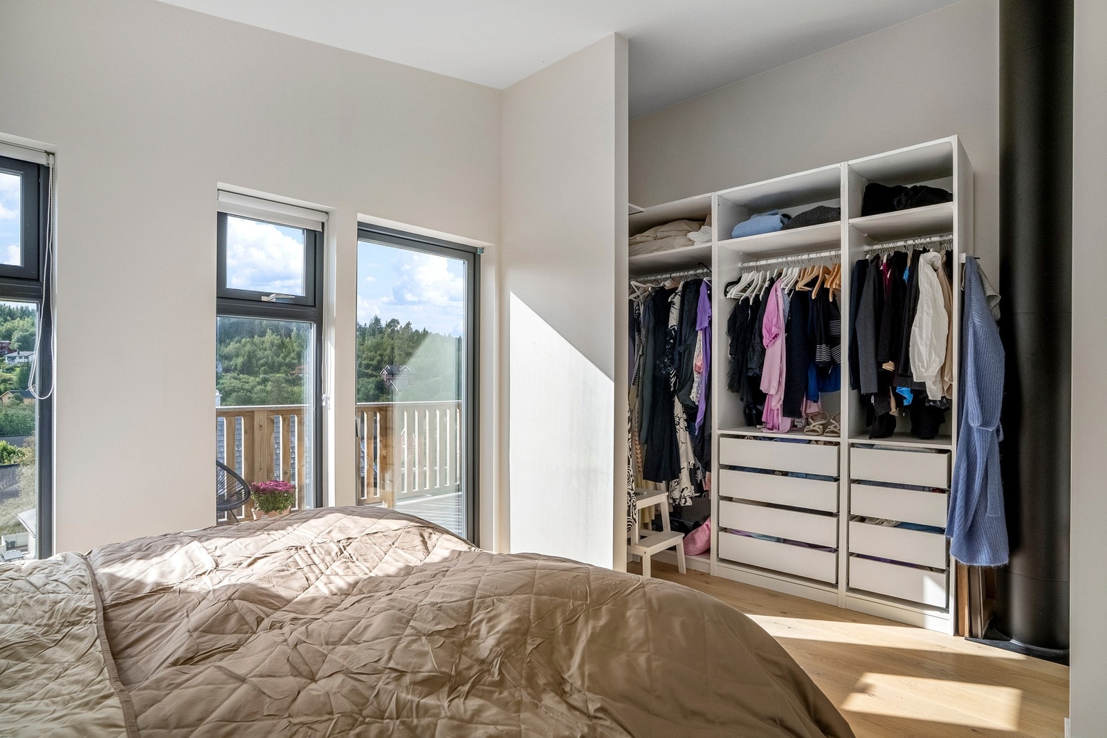 Romslig garderobeløsning for enkel tilgang og oppbevaring av klær. Galleribilde