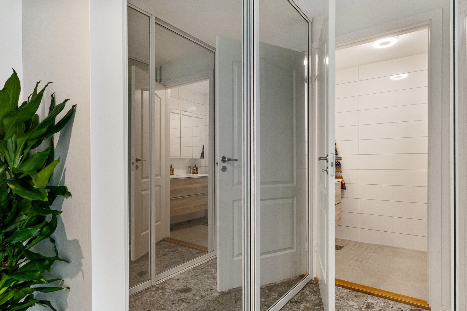 Skyvedører med speil for oppbevaring. Galleribilde