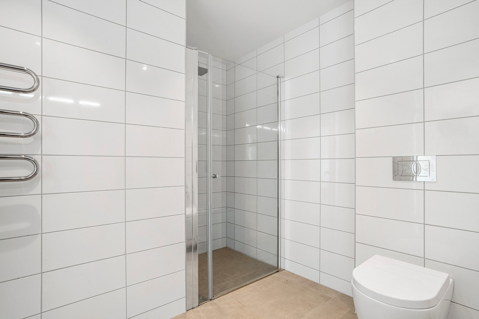 Stilrent og delikat bad med bl.a. håndklevarmer og romslig dusjnisje. Galleribilde