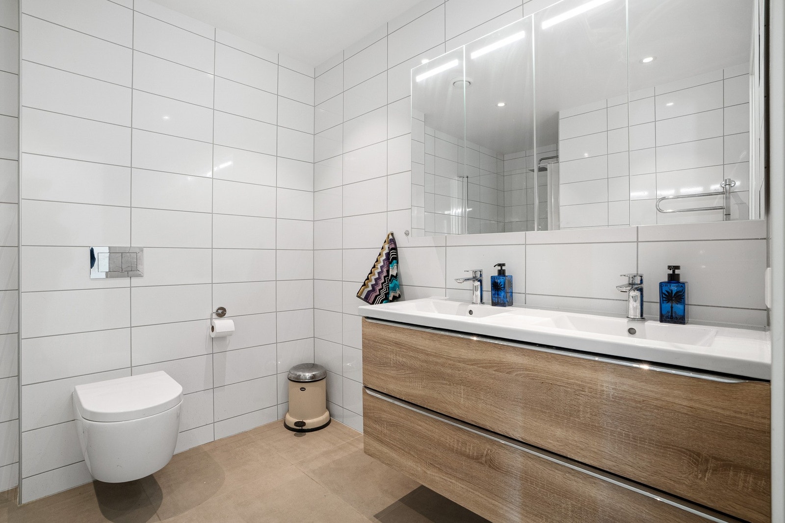 Delikat flislagt bad med ny vask fra 2025 på 6,5 kvm. i 3. etg. Galleribilde