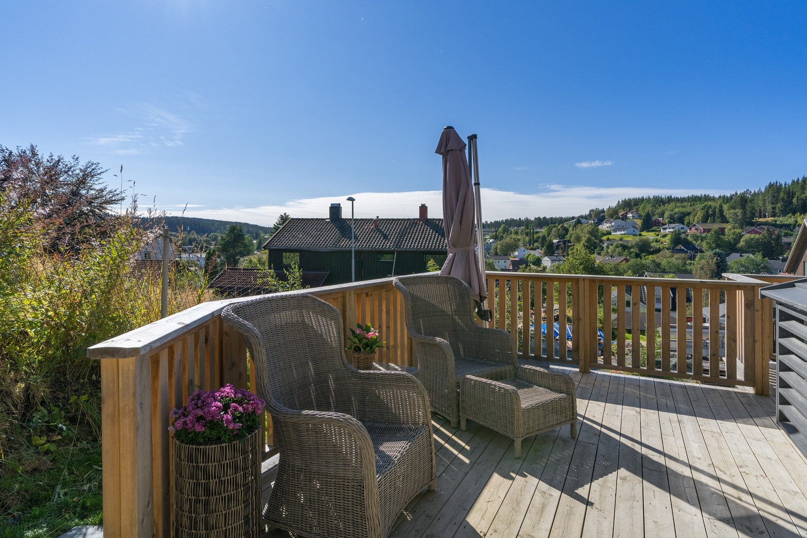 Verandaen utenfor stuen er på ca 16 kvm. Skjermet for innsyn med nydelig utsikt. Galleribilde