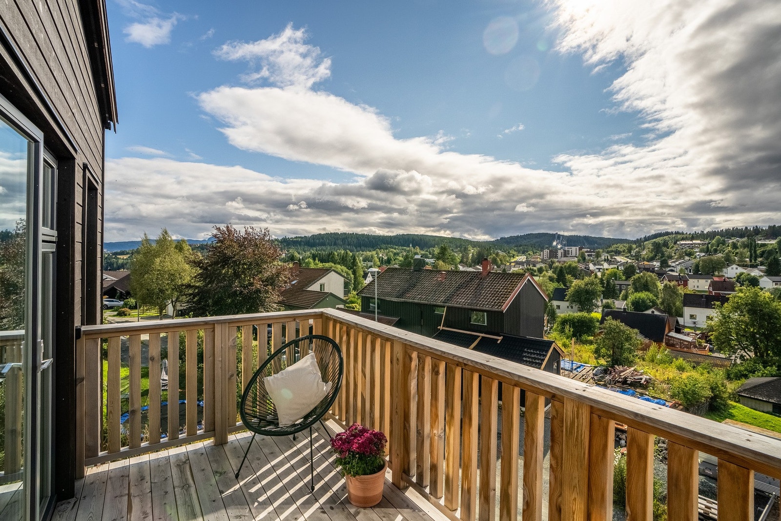 Balkongen er vendt mot sør, som gir gode solforhold gjennom hele dagen. Galleribilde